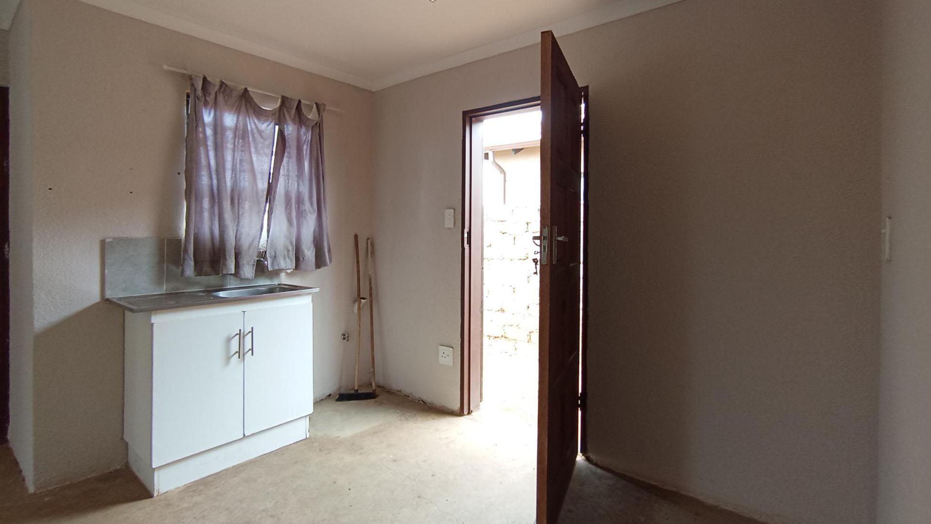 Kitchen - 9 square meters of property in Soshanguve East