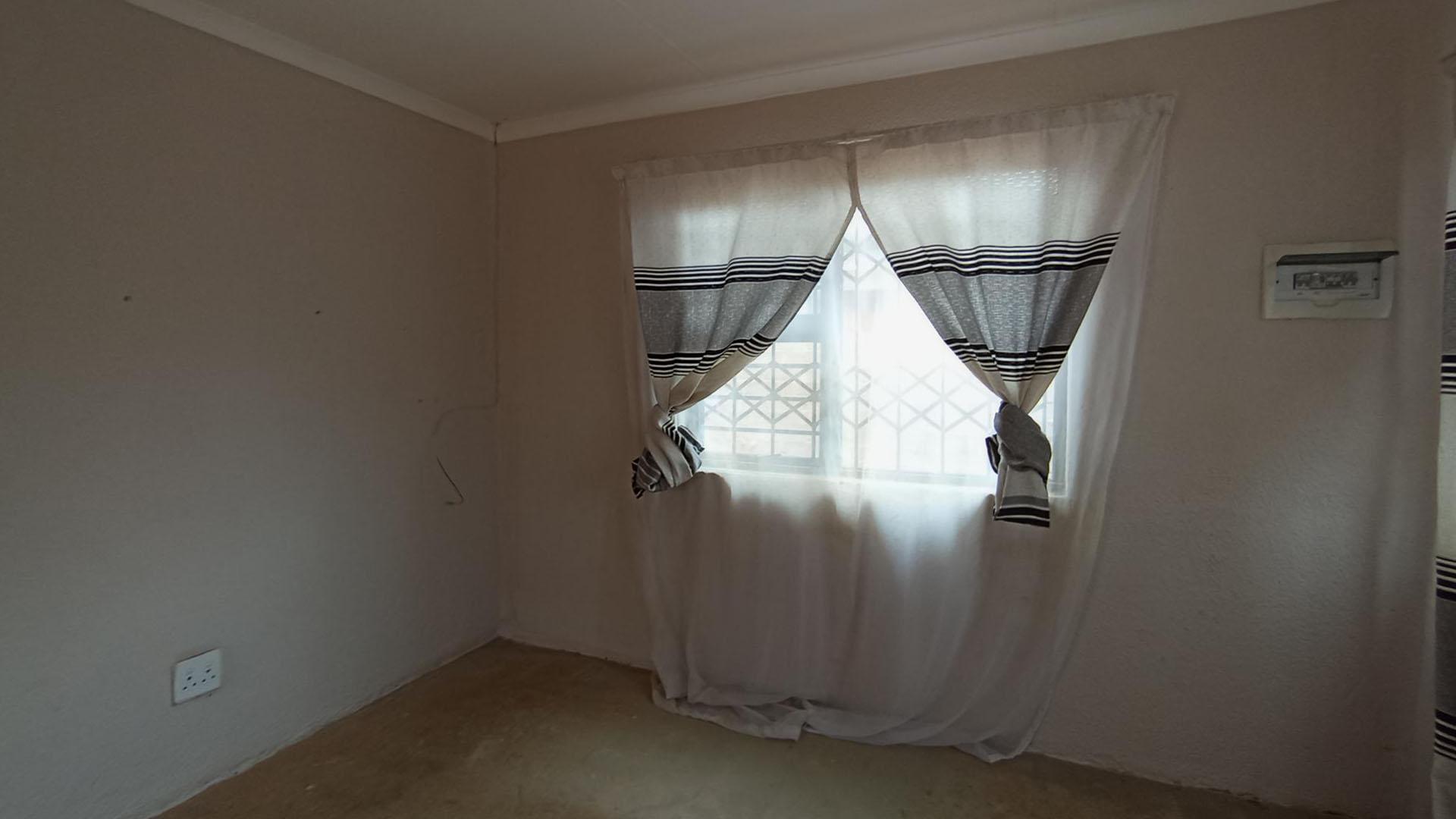 Lounges - 12 square meters of property in Soshanguve East