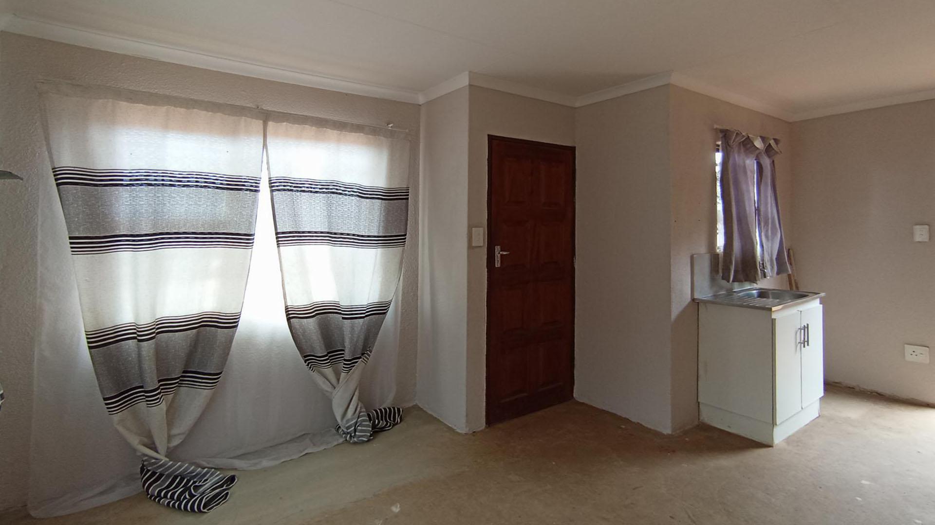 Lounges - 12 square meters of property in Soshanguve East