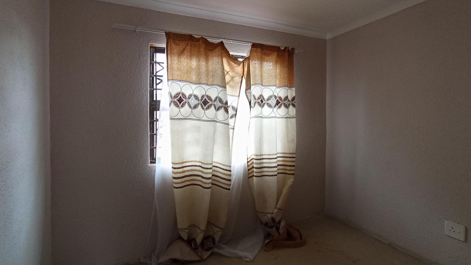 Bed Room 1 - 9 square meters of property in Soshanguve East