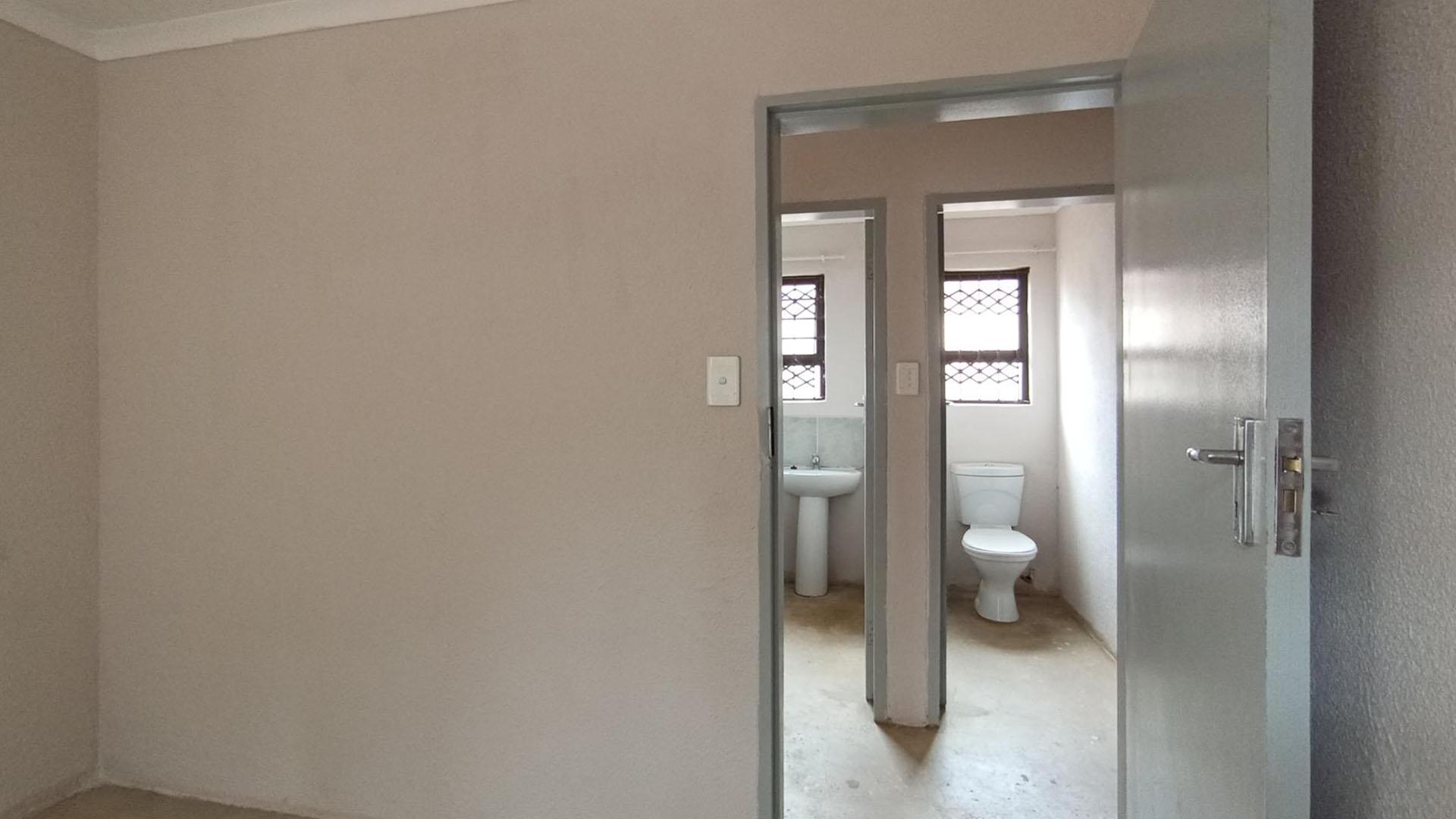 Bed Room 1 - 9 square meters of property in Soshanguve East