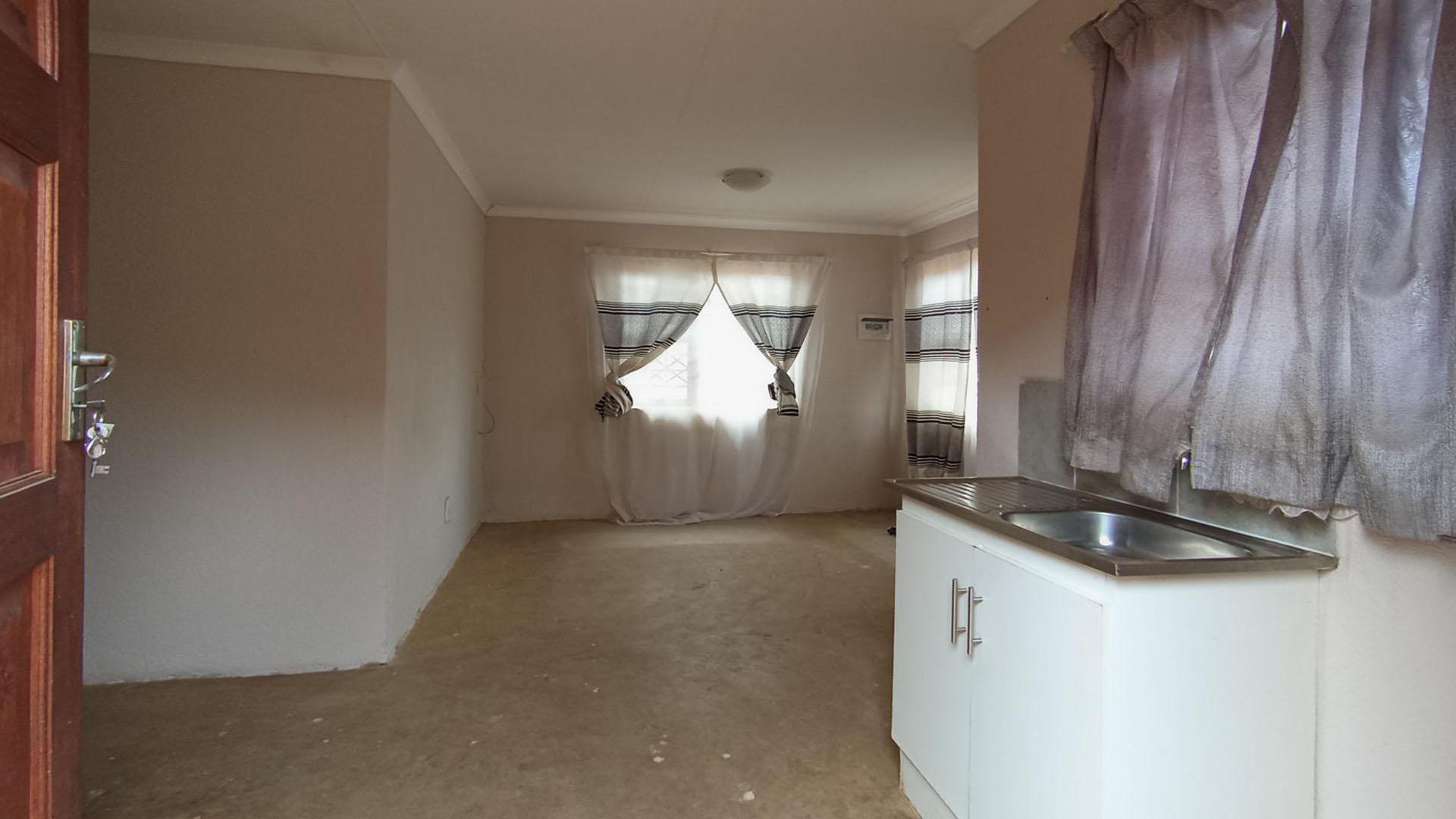 Kitchen - 9 square meters of property in Soshanguve East