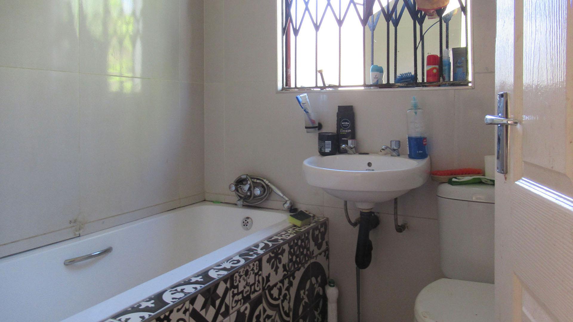 Bathroom 1 - 4 square meters of property in Cosmo City