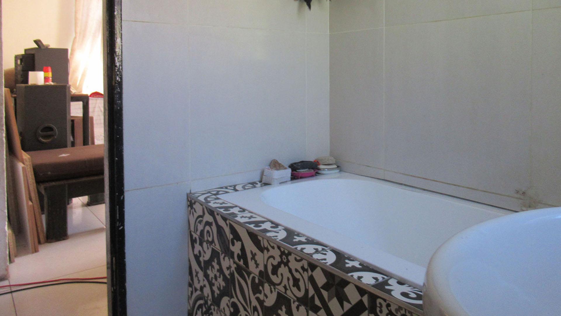 Bathroom 1 - 4 square meters of property in Cosmo City