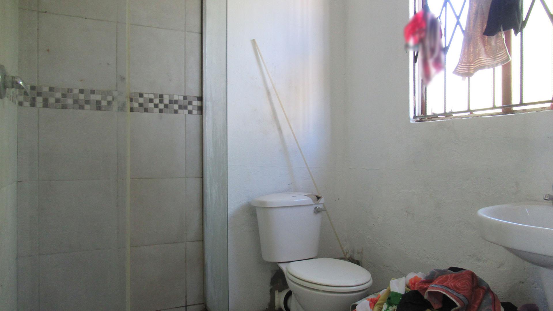 Main Bathroom - 4 square meters of property in Cosmo City