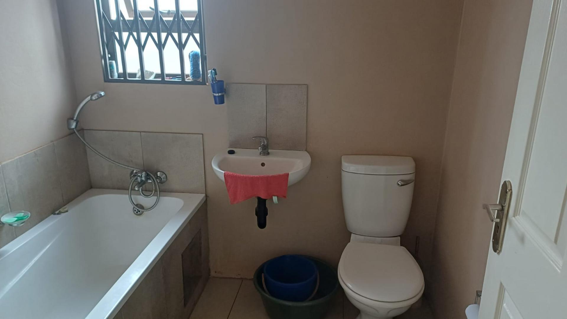 Bathroom 1 - 5 square meters of property in Toekomsrus