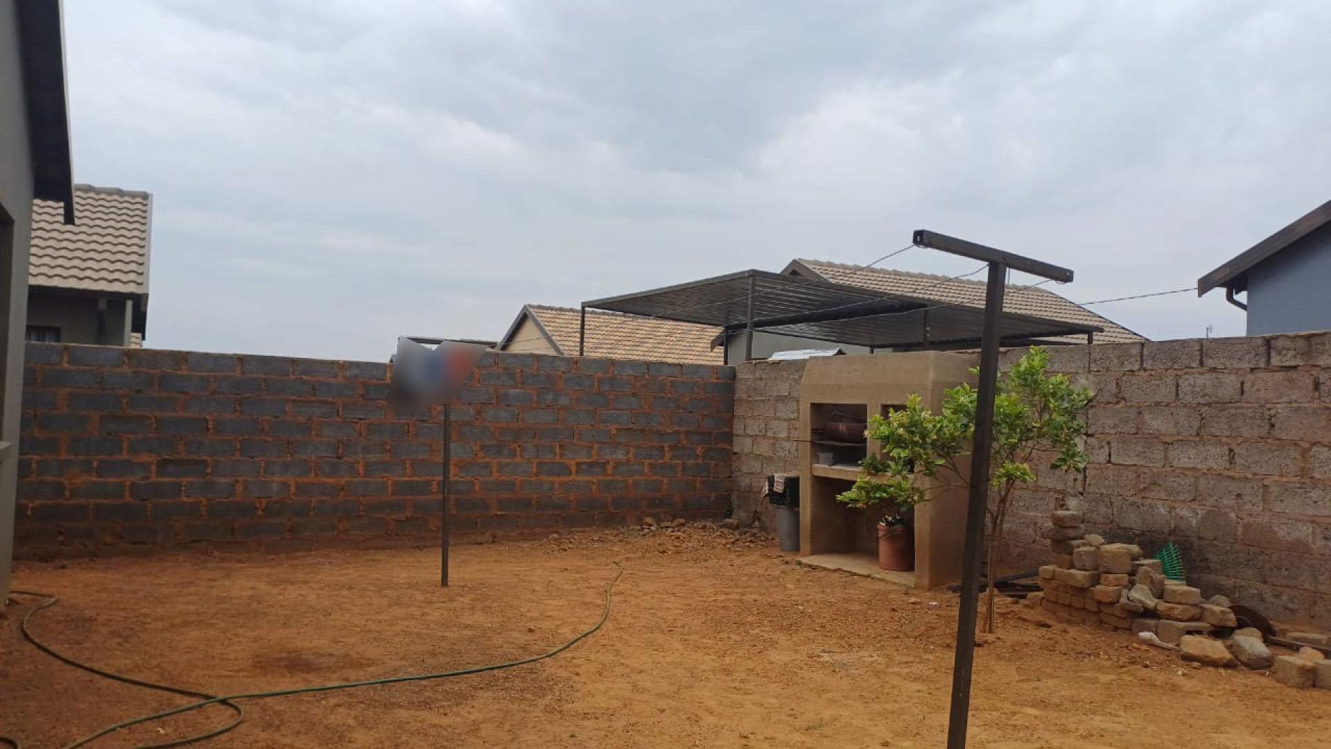 Backyard of property in Toekomsrus