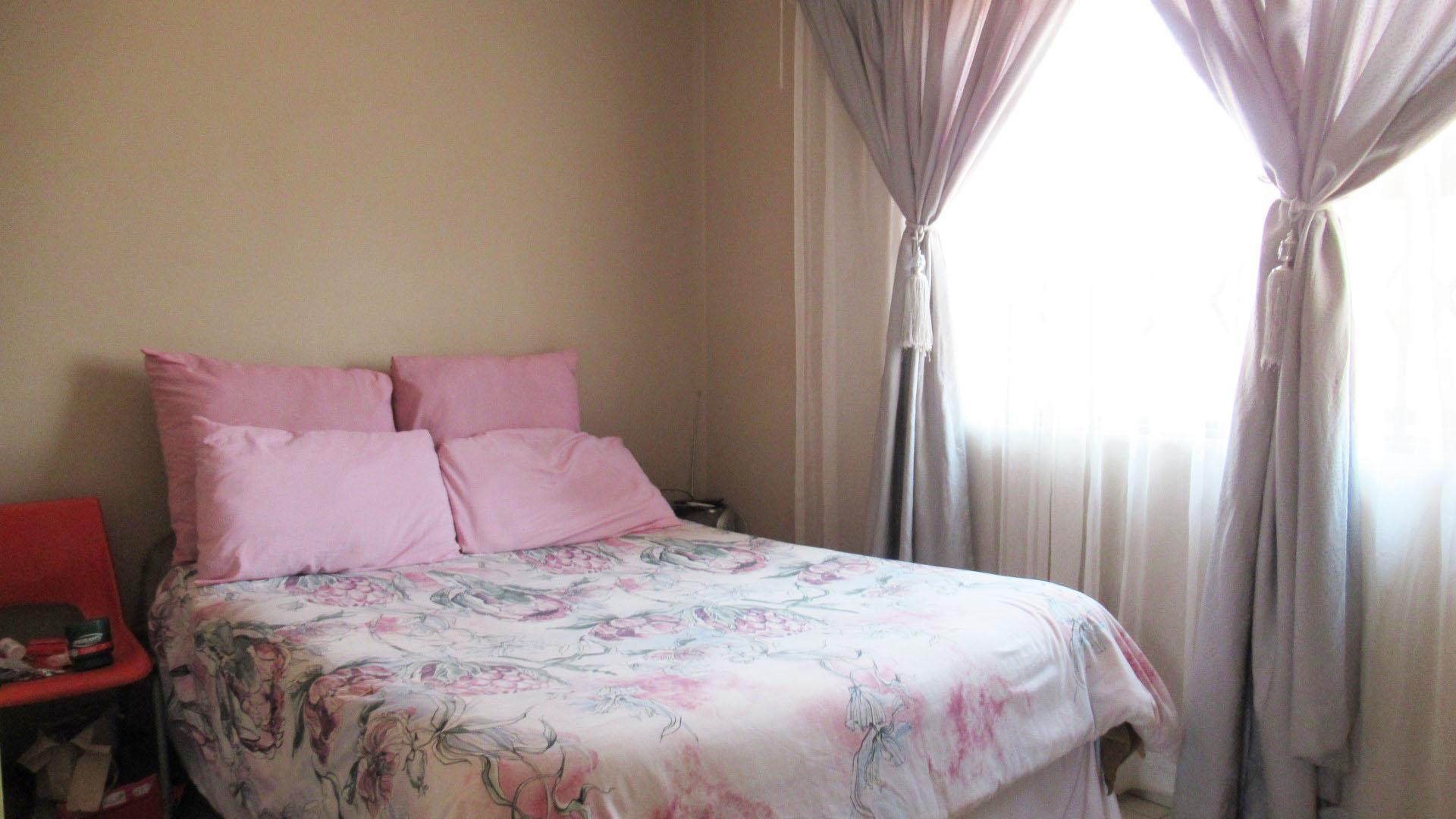 Bed Room 1 - 10 square meters of property in Toekomsrus