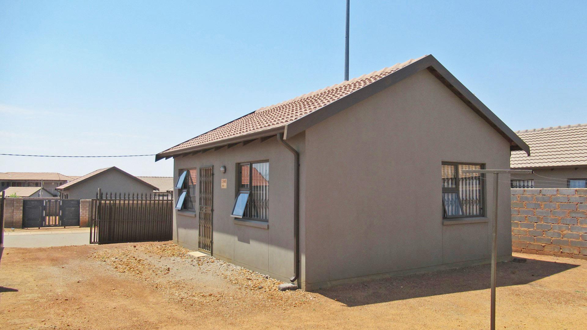 Backyard of property in Toekomsrus