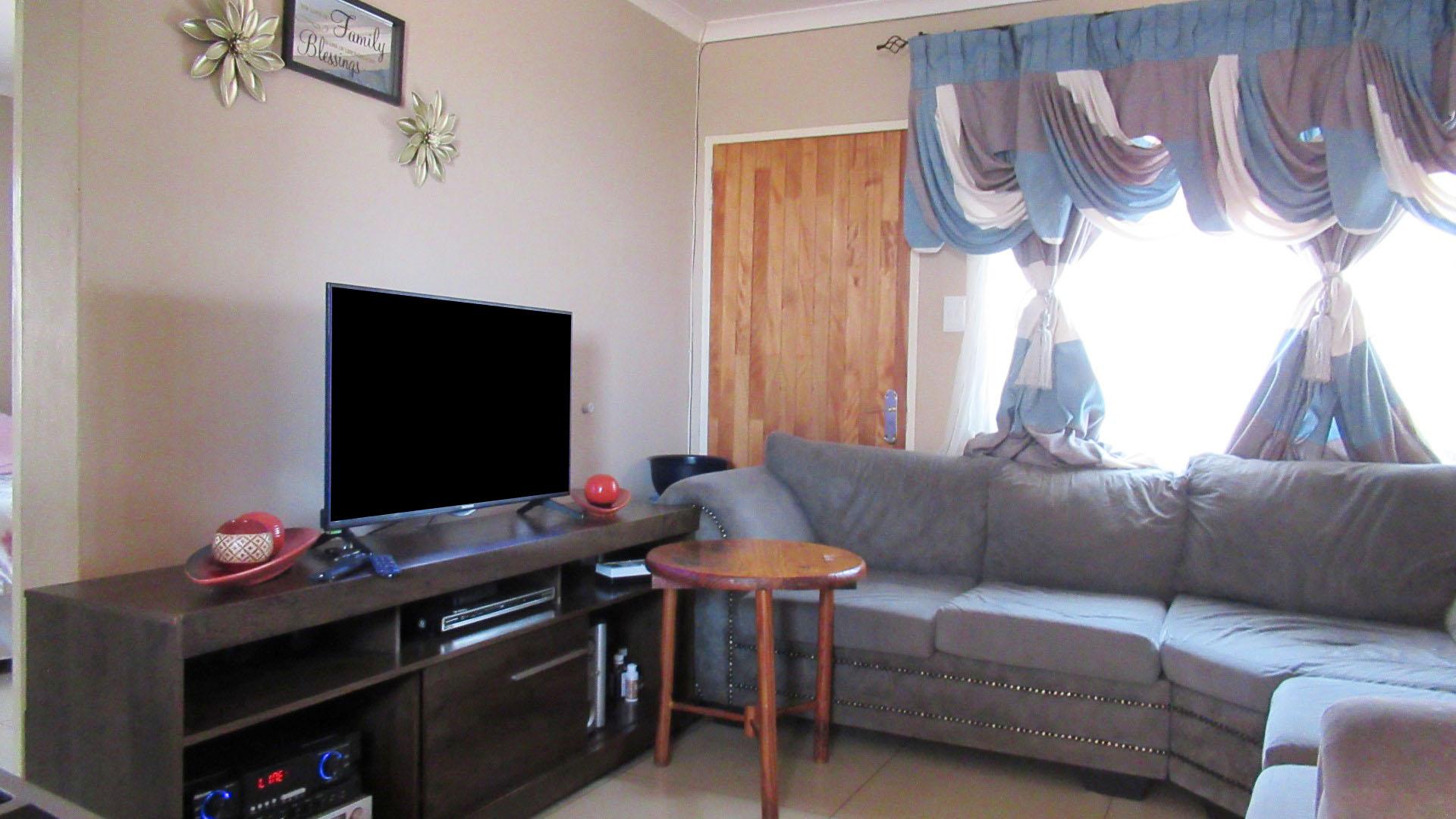 Lounges - 12 square meters of property in Toekomsrus