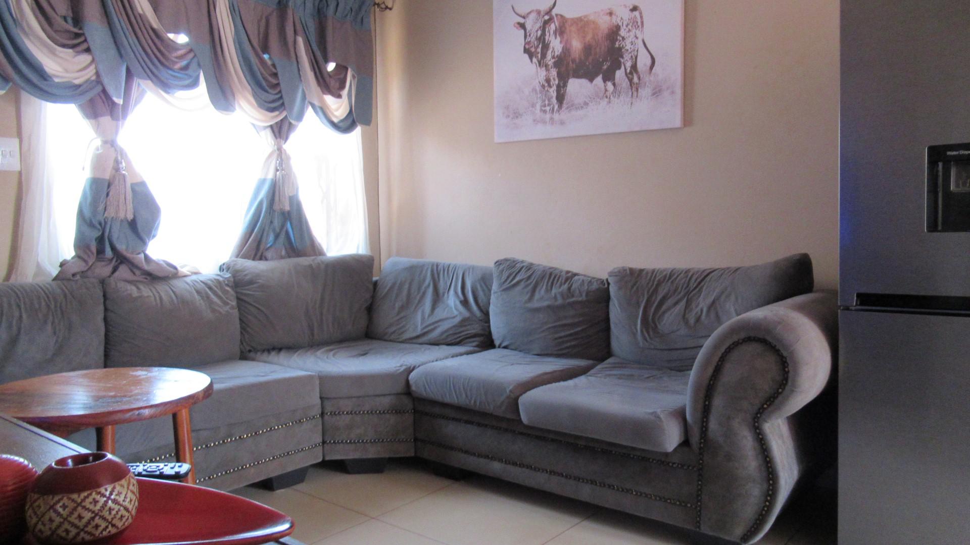 Lounges - 12 square meters of property in Toekomsrus