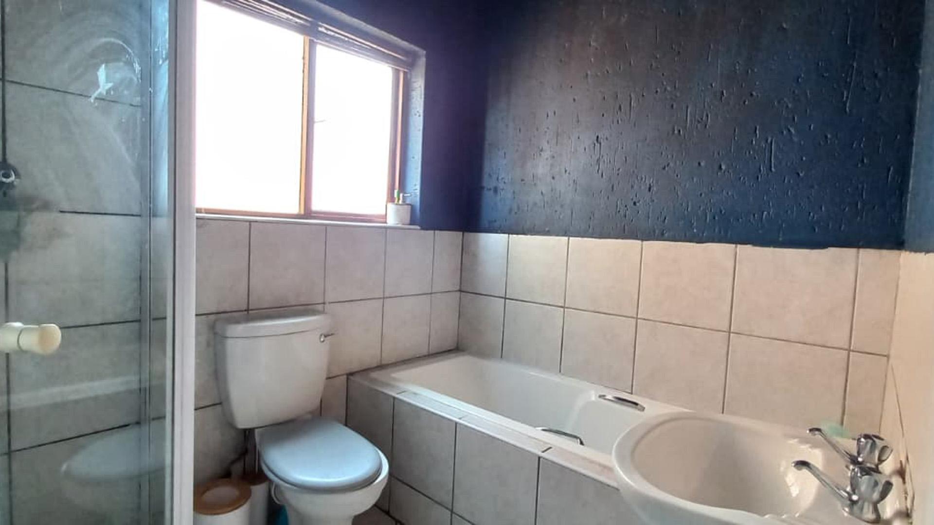 Bathroom 1 of property in Helderwyk Estate