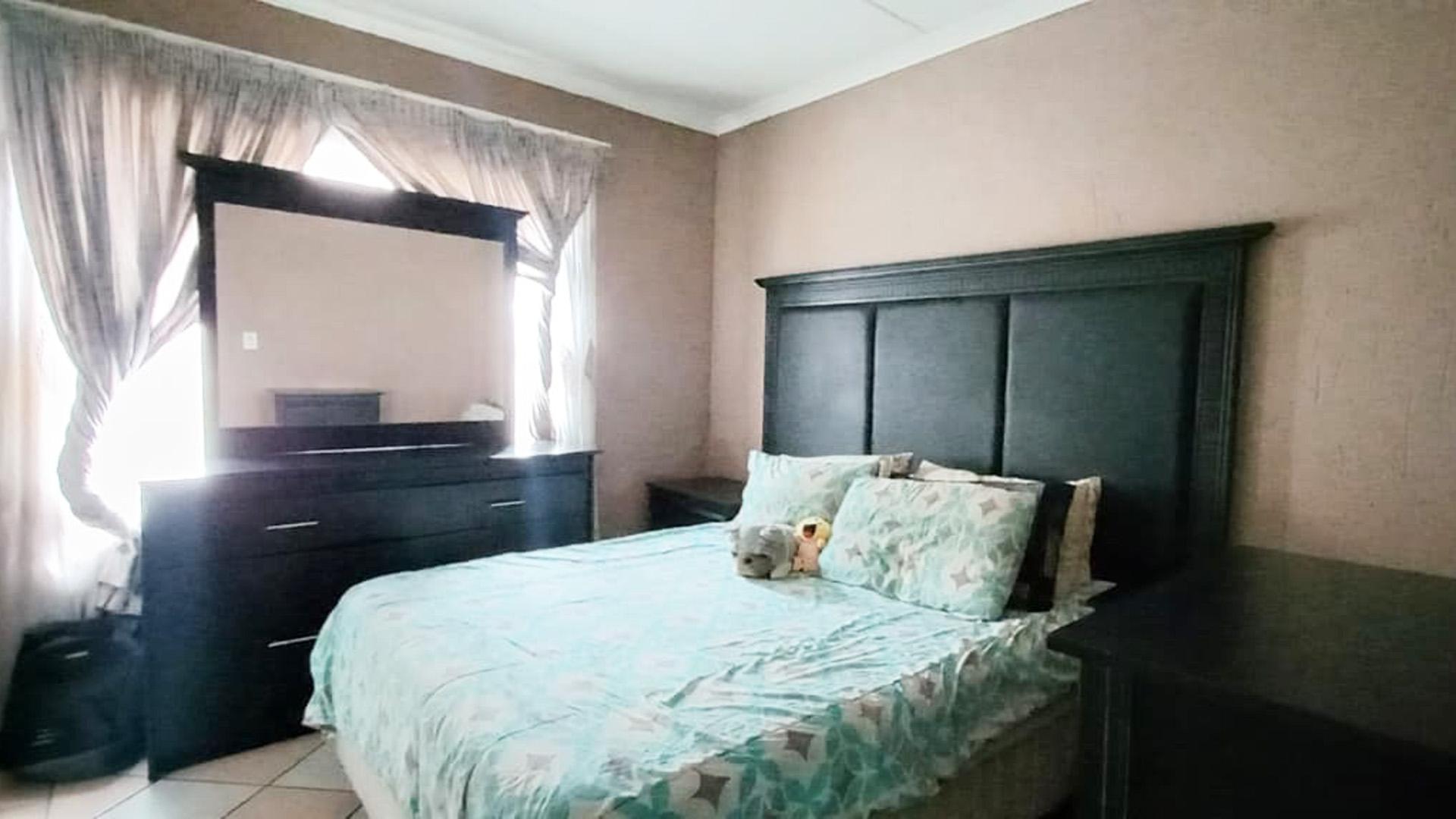 Bed Room 2 of property in Helderwyk Estate