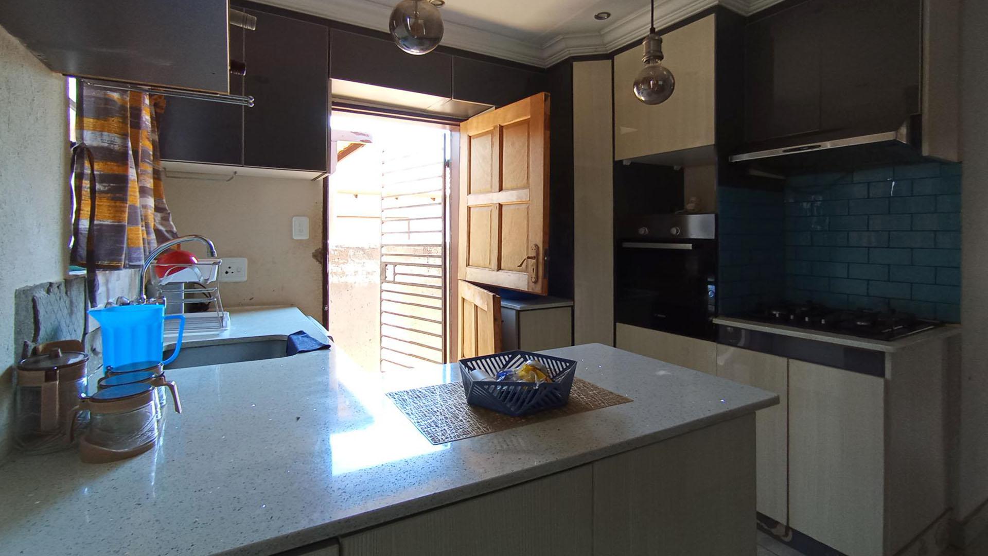 Kitchen - 6 square meters of property in Soshanguve East