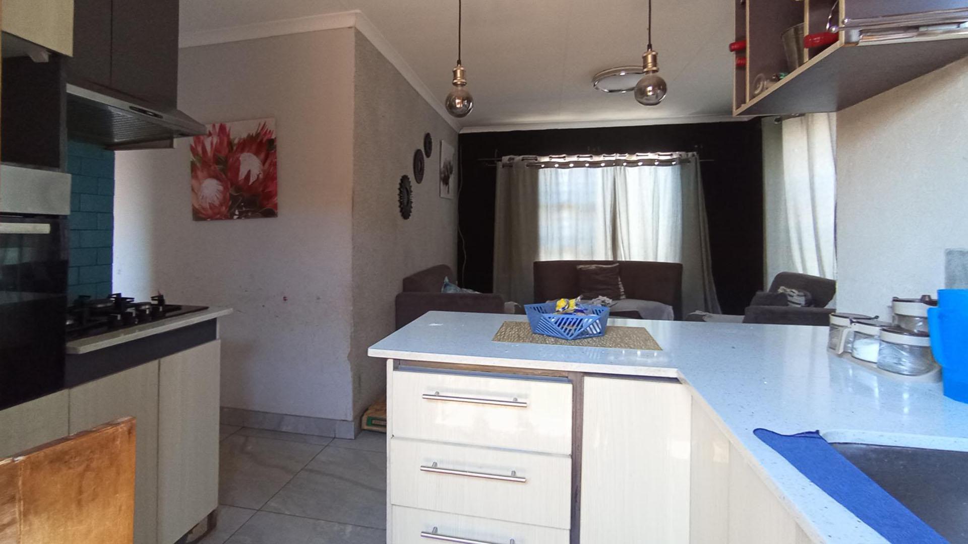 Kitchen - 6 square meters of property in Soshanguve East