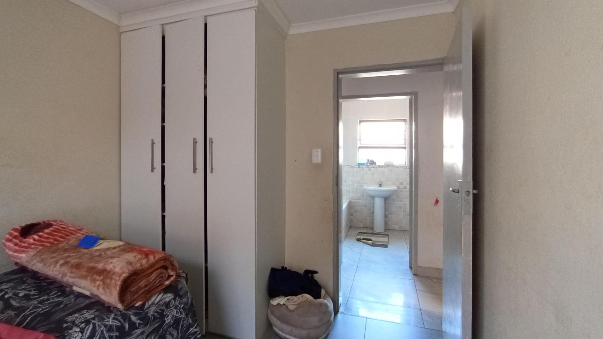 Bed Room 1 - 9 square meters of property in Soshanguve East