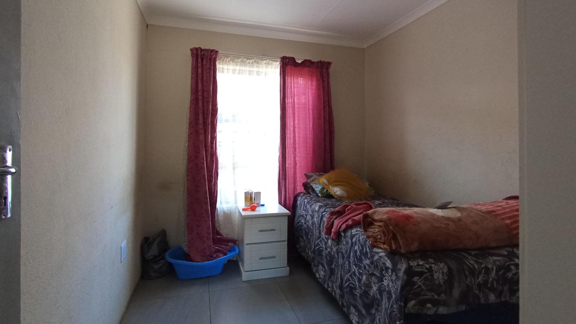 Bed Room 1 - 9 square meters of property in Soshanguve East