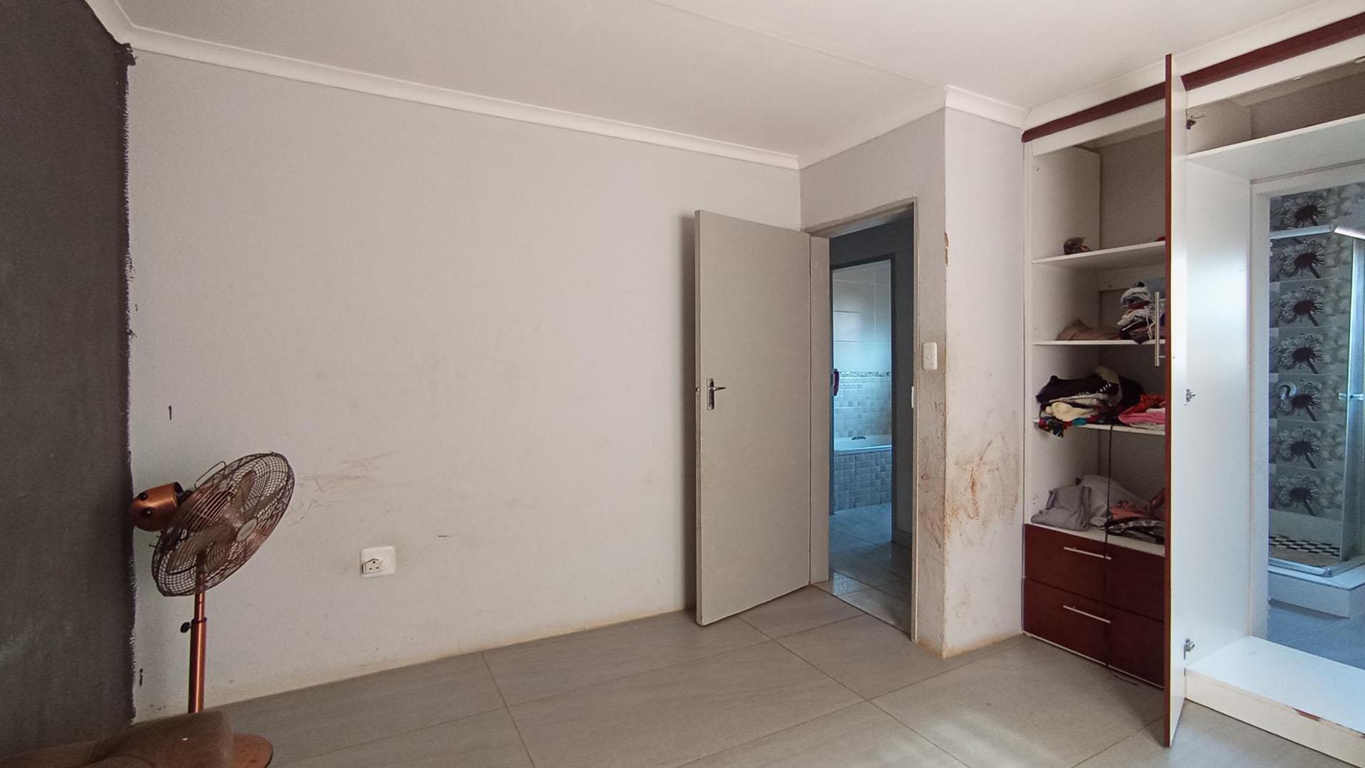 Main Bedroom - 15 square meters of property in Soshanguve East
