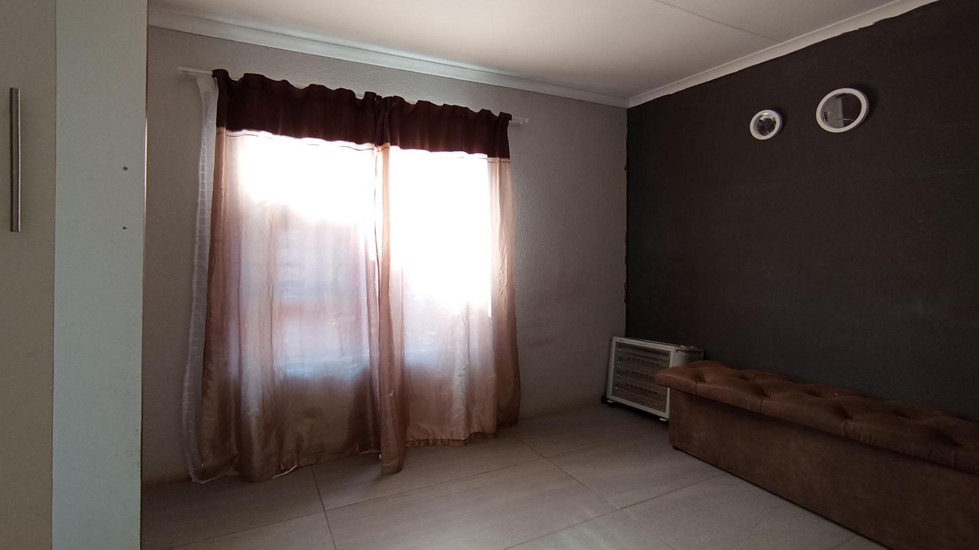 Main Bedroom - 15 square meters of property in Soshanguve East