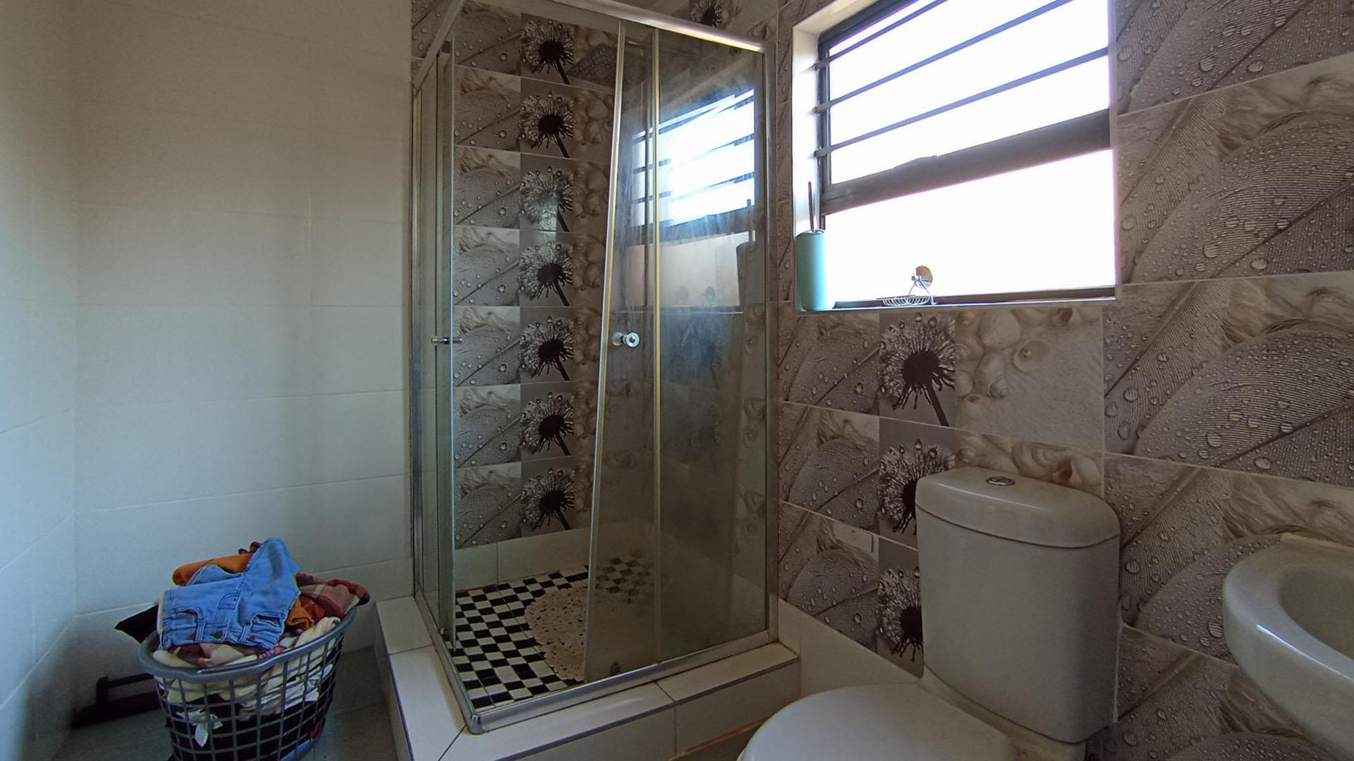 Main Bathroom - 6 square meters of property in Soshanguve East
