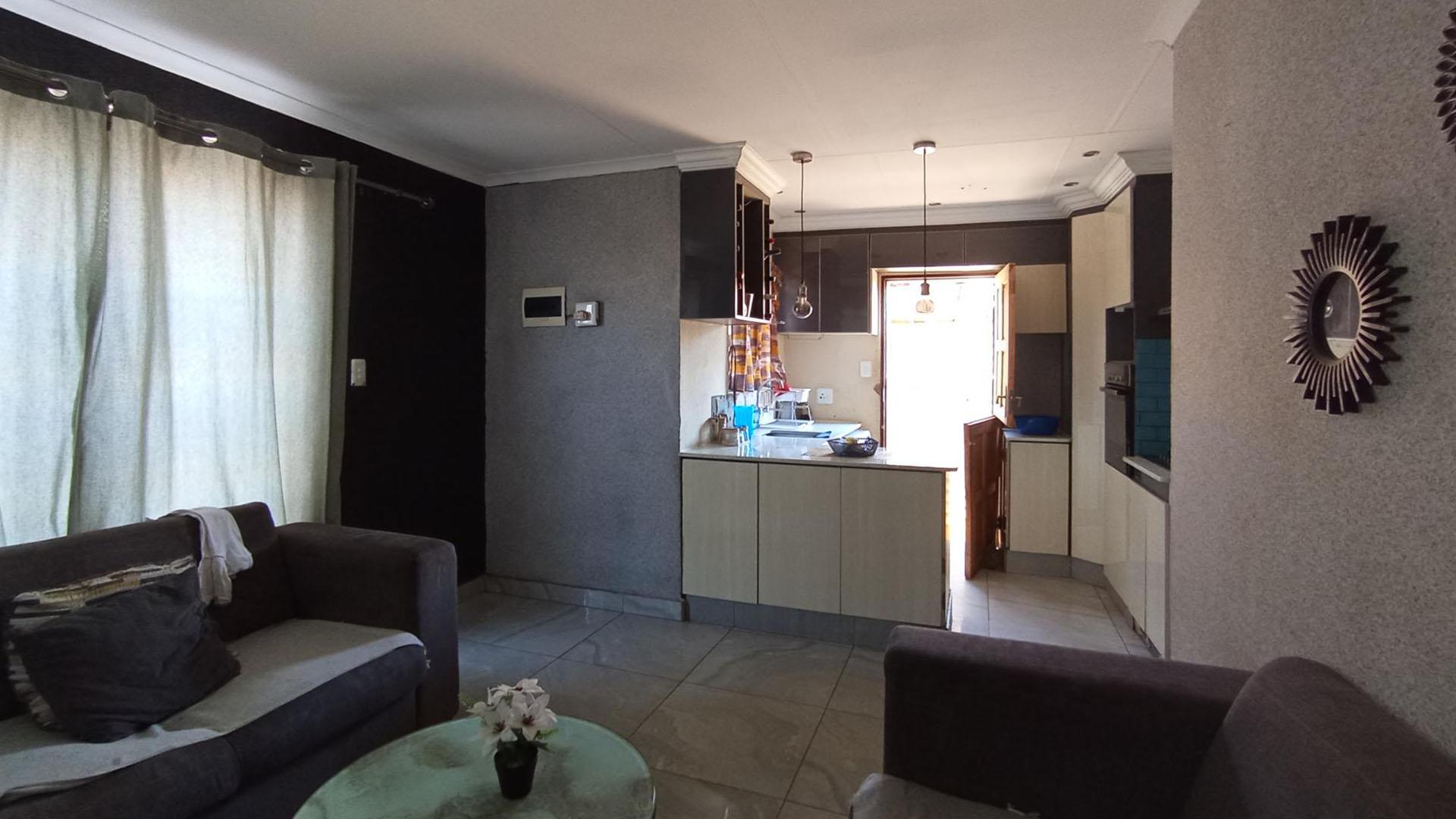 Lounges - 15 square meters of property in Soshanguve East