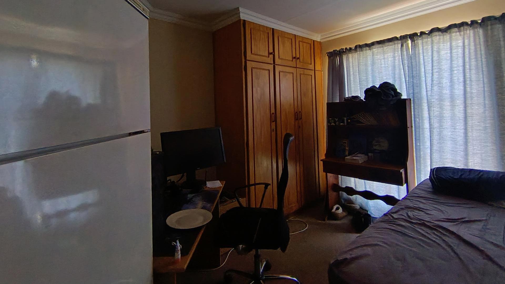 Bed Room 1 of property in Langenhoven Park