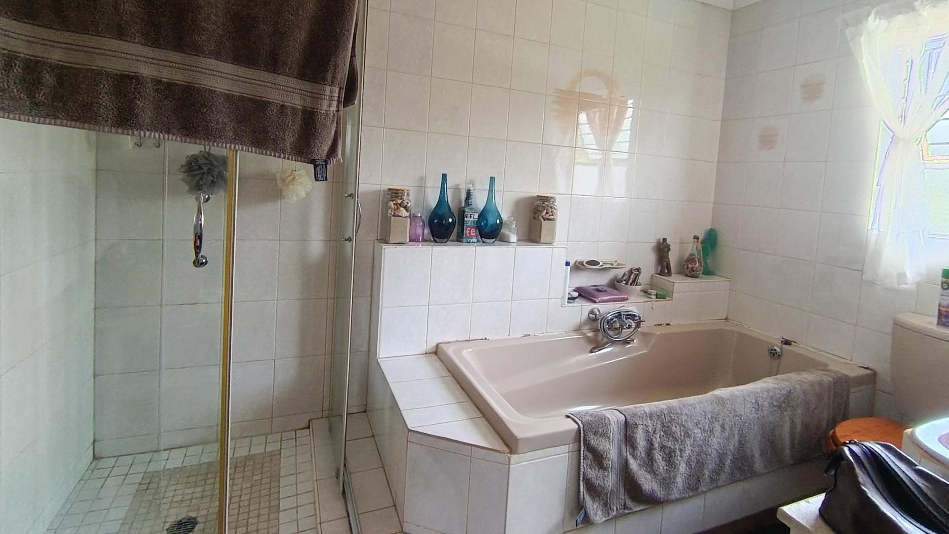 Bathroom 2 of property in Langenhoven Park