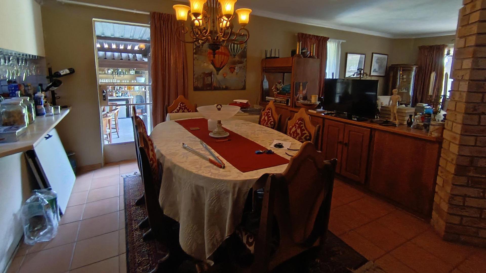 Dining Room of property in Langenhoven Park
