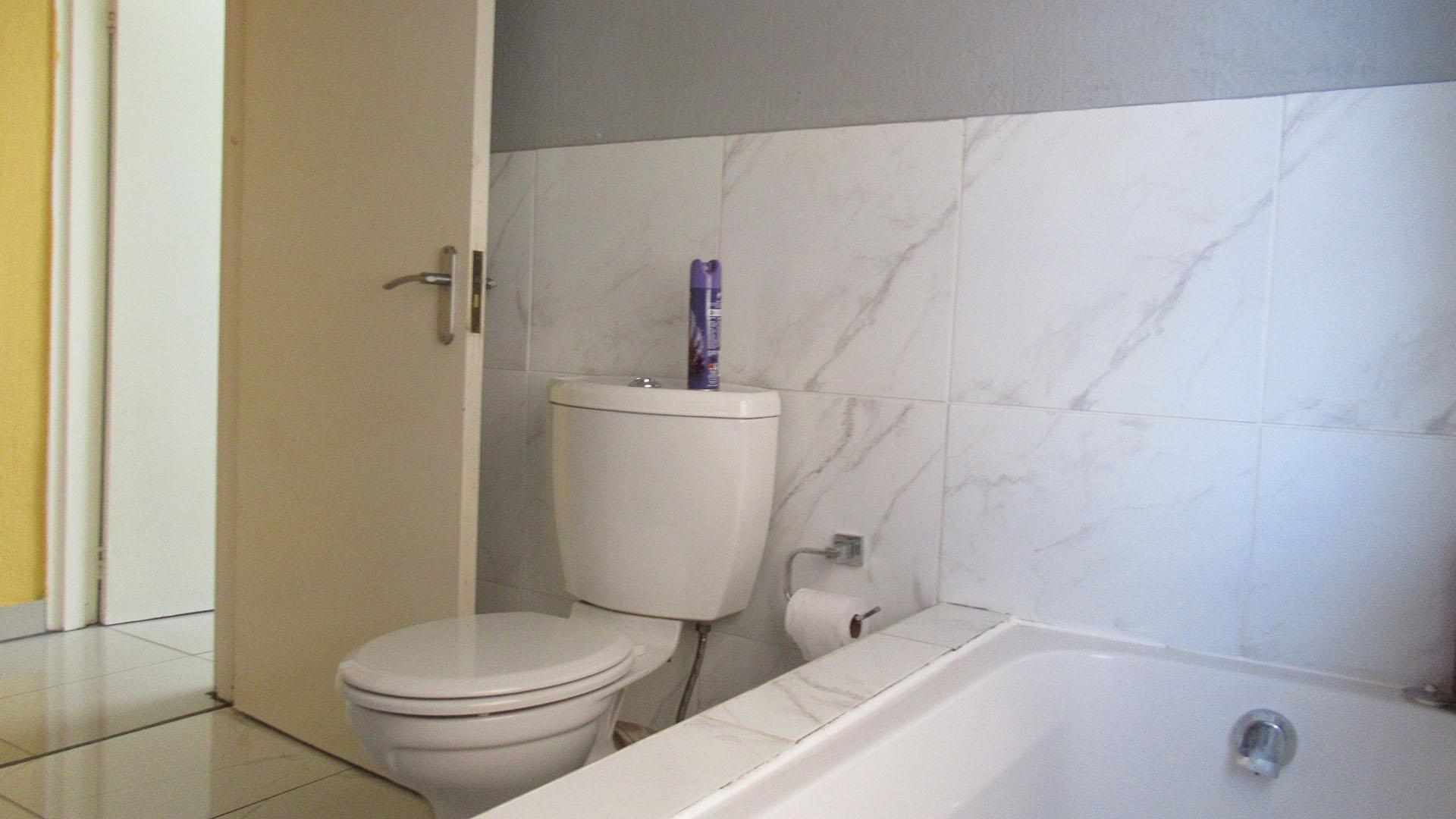 Bathroom 1 - 4 square meters of property in Honey Park