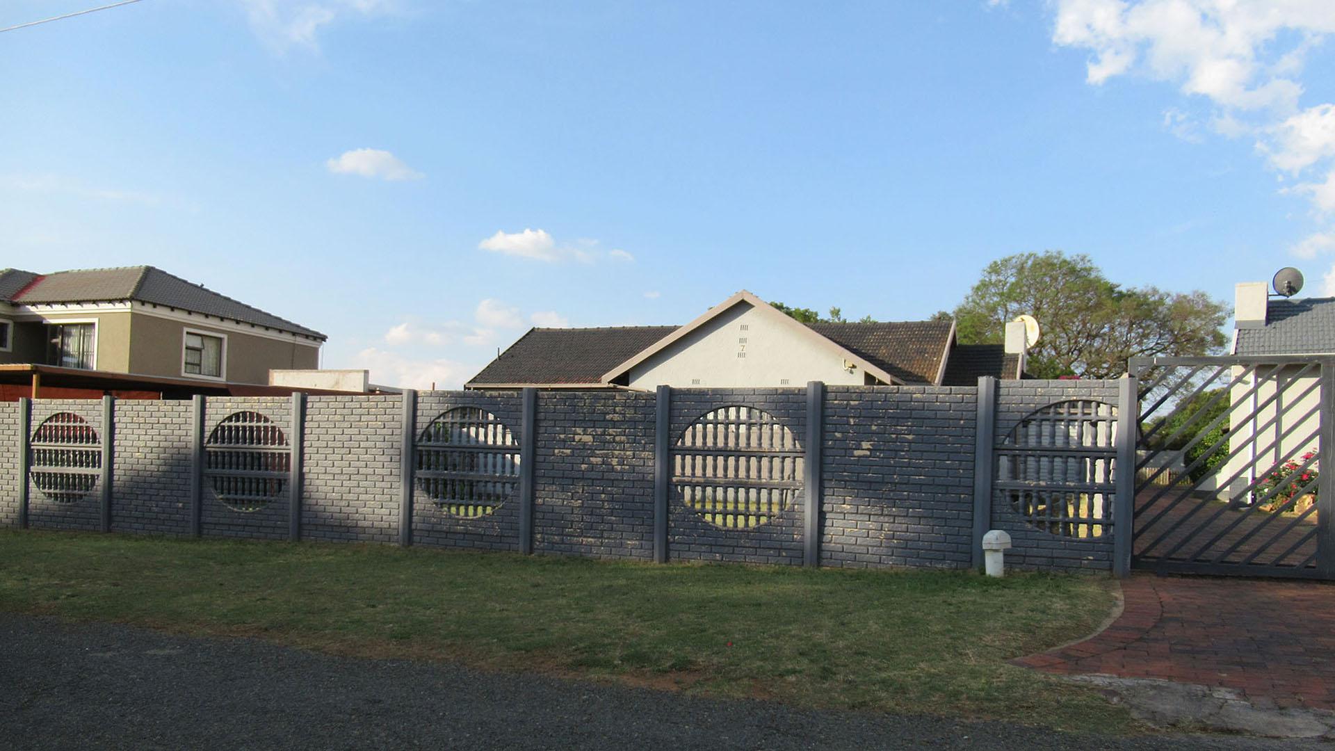 Front View of property in Witpoortjie