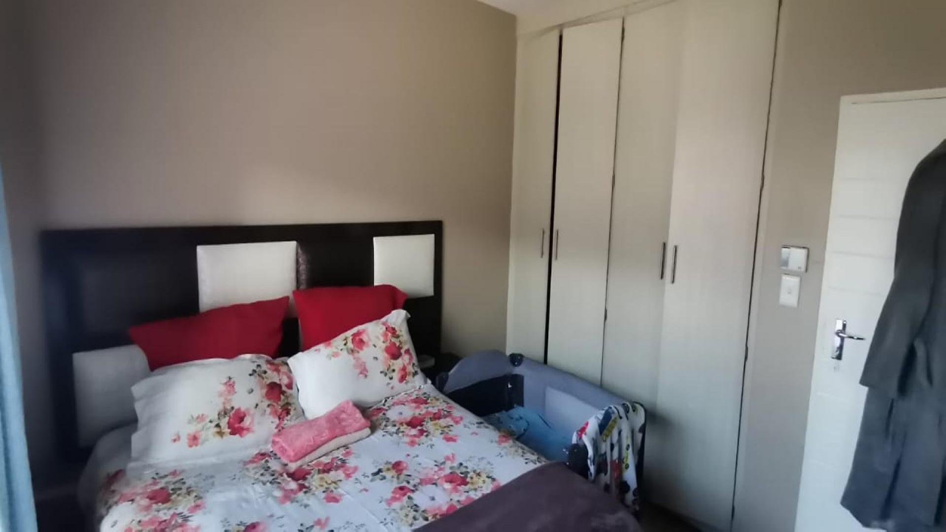 Bed Room 1 of property in Terra Nova