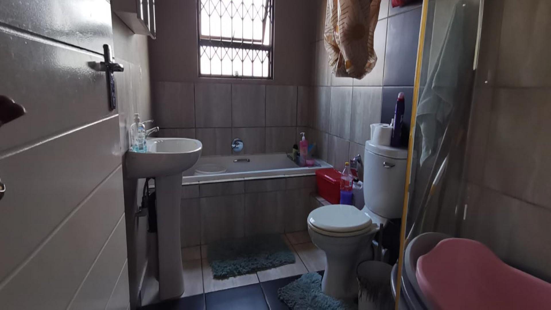 Bathroom 1 of property in Terra Nova