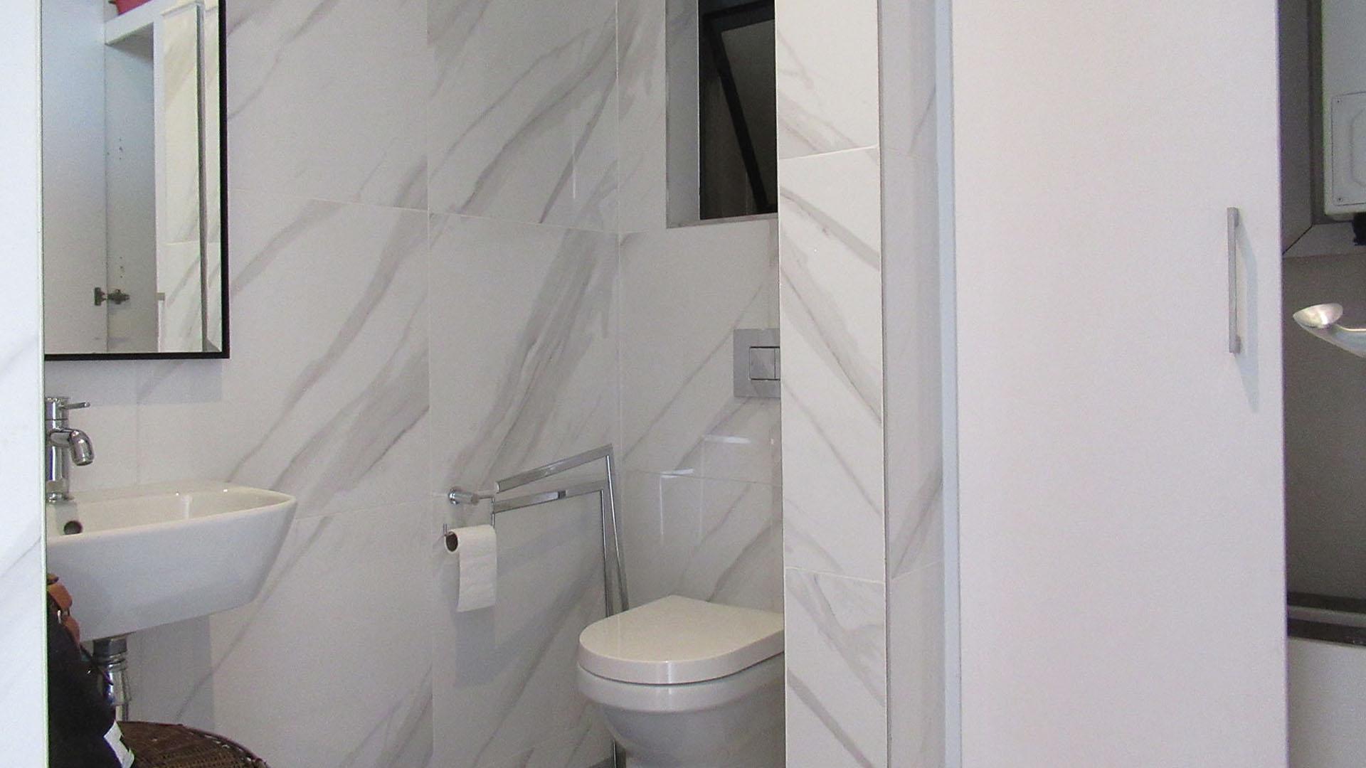 Guest Toilet - 4 square meters of property in Bryanston
