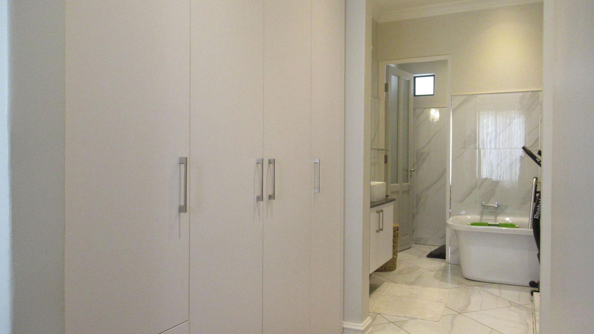 Bed Room 1 - 16 square meters of property in Bryanston