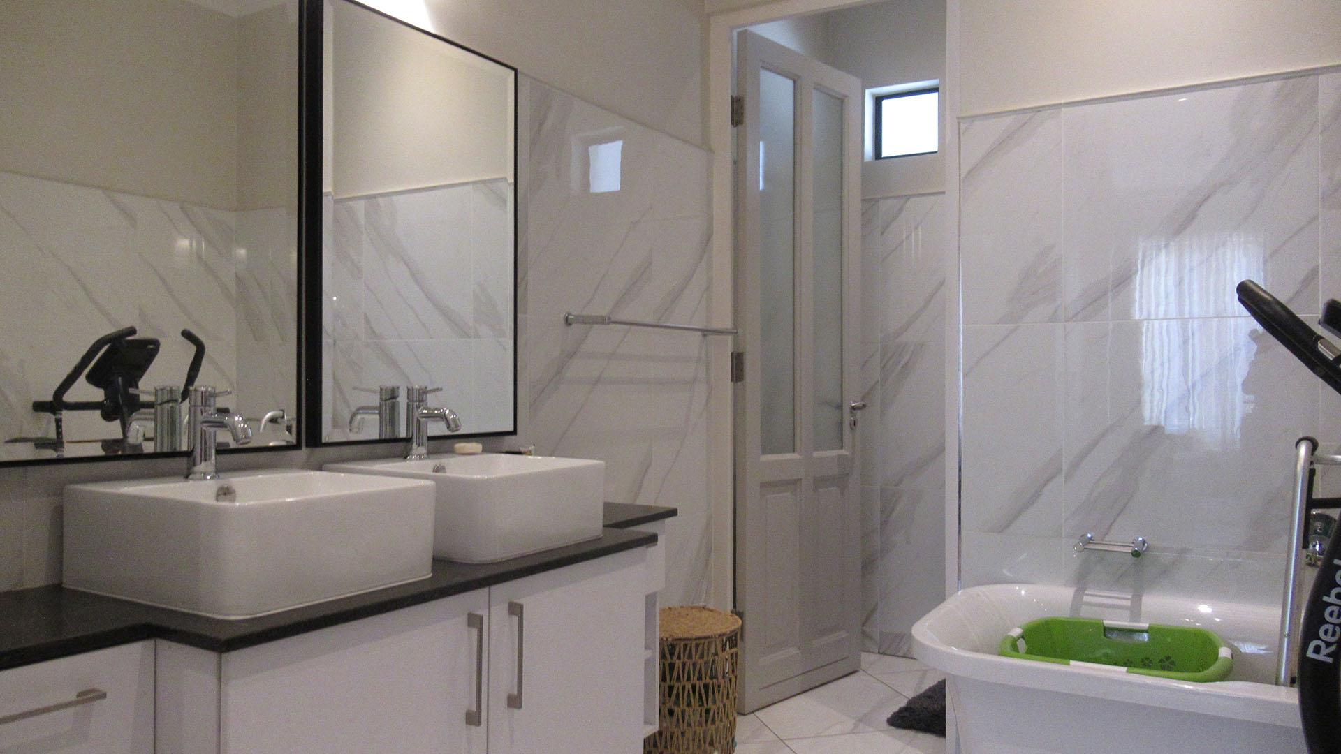 Bathroom 1 - 11 square meters of property in Bryanston