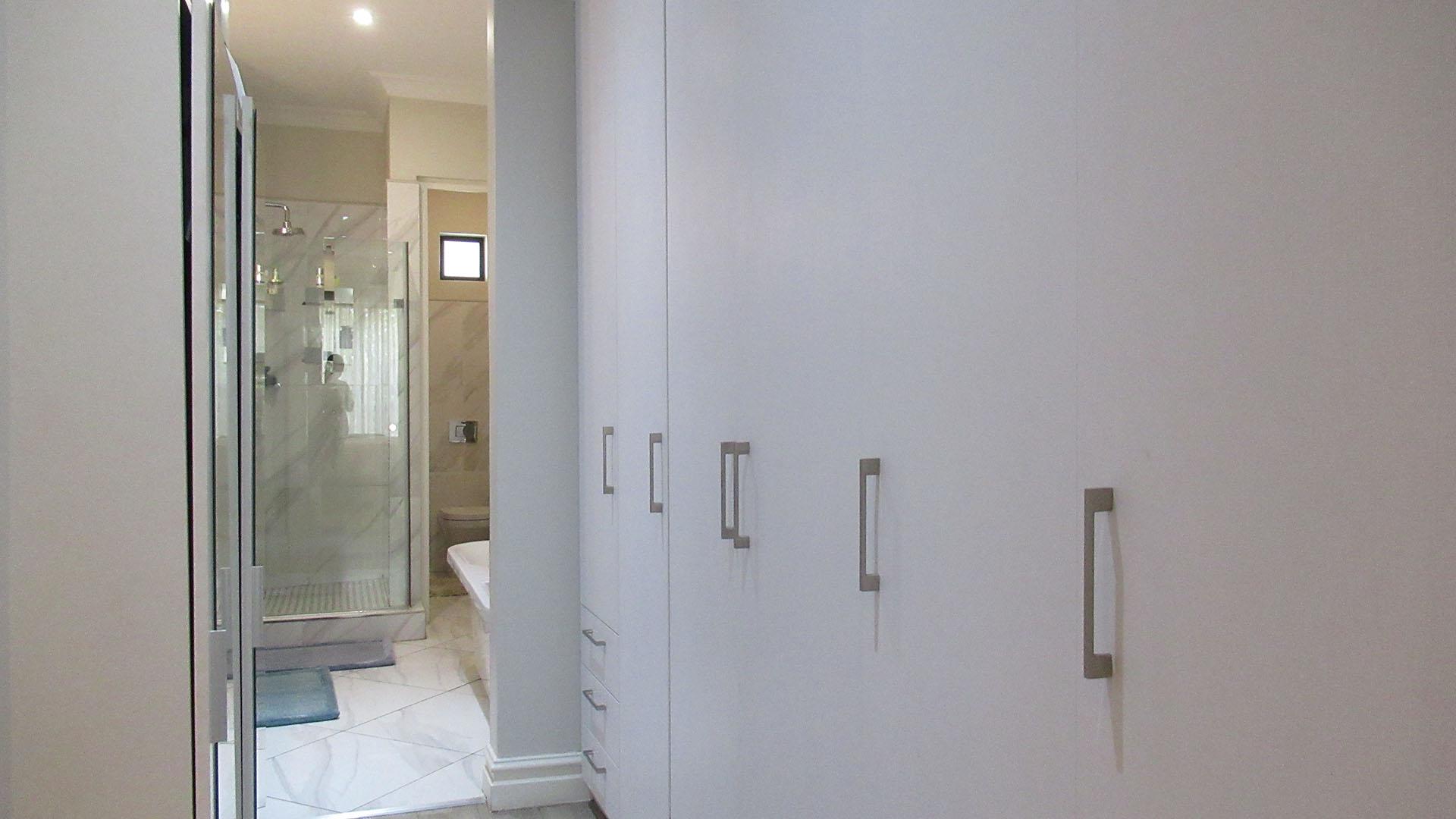 Bed Room 2 - 18 square meters of property in Bryanston