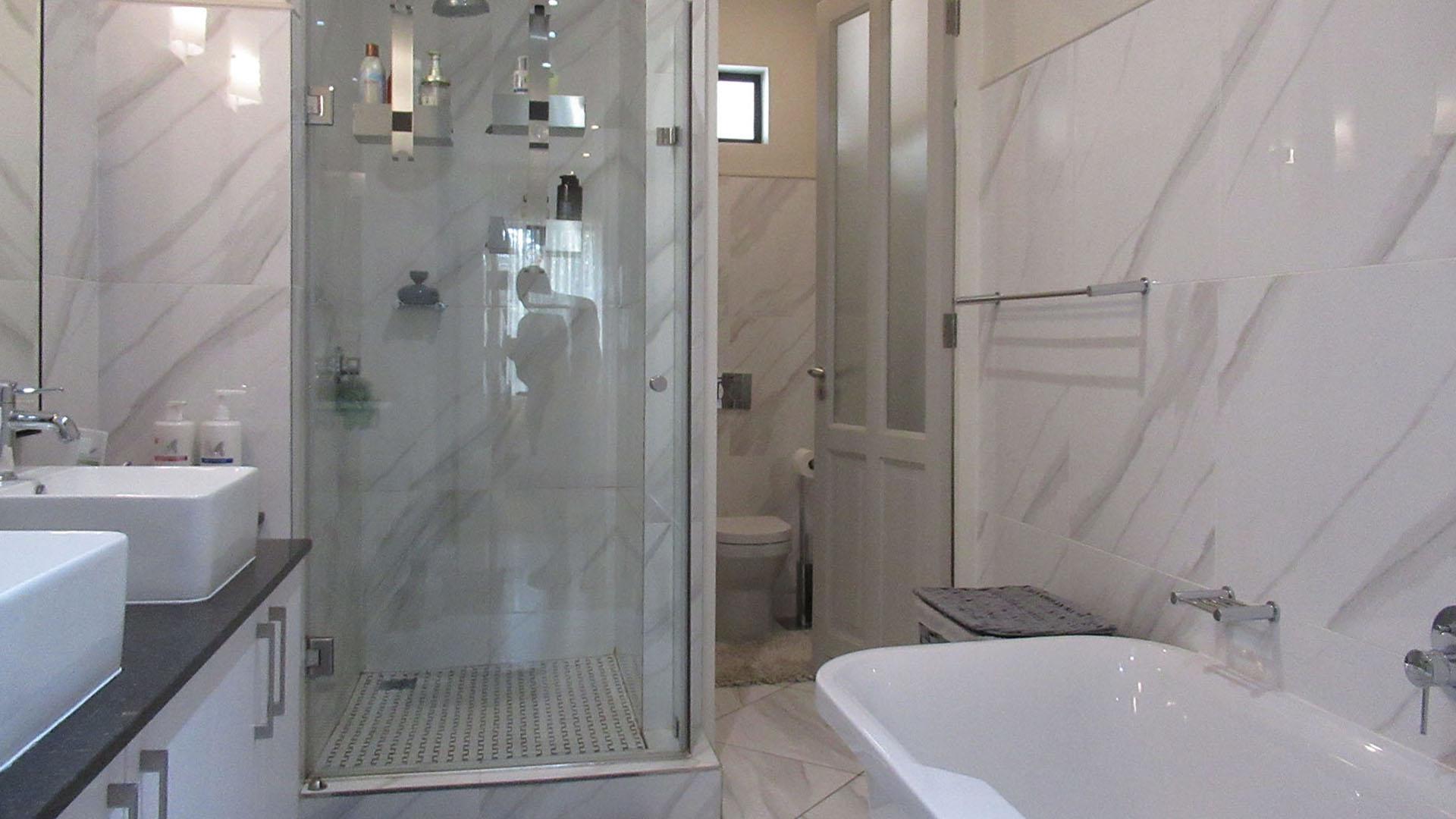 Bathroom 2 - 9 square meters of property in Bryanston