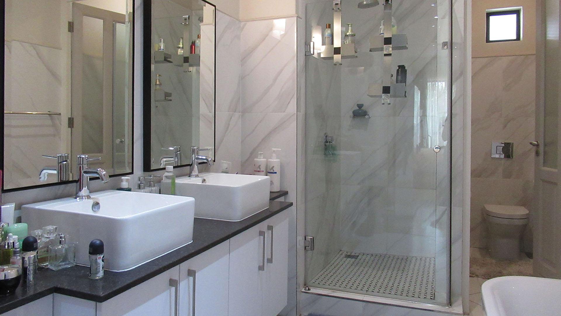 Bathroom 2 - 9 square meters of property in Bryanston