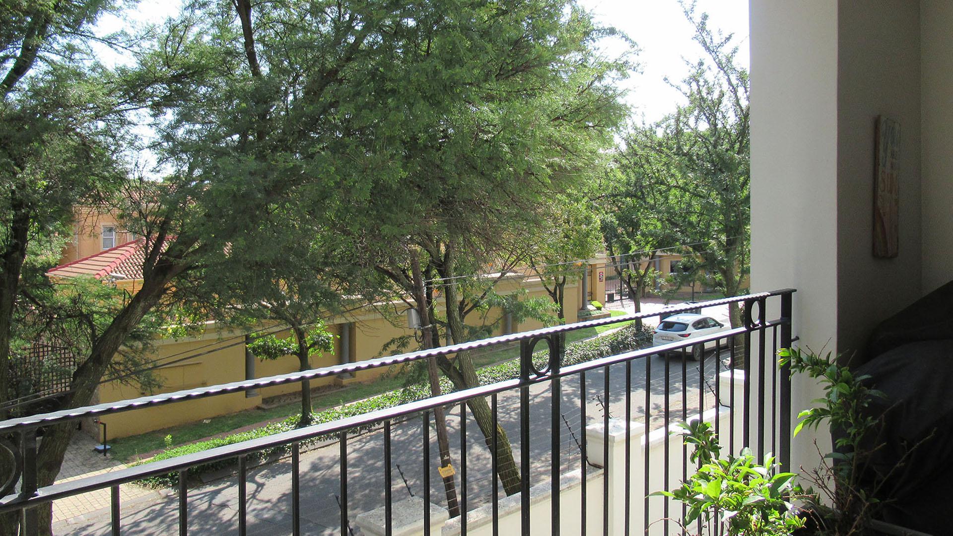 Balcony - 30 square meters of property in Bryanston