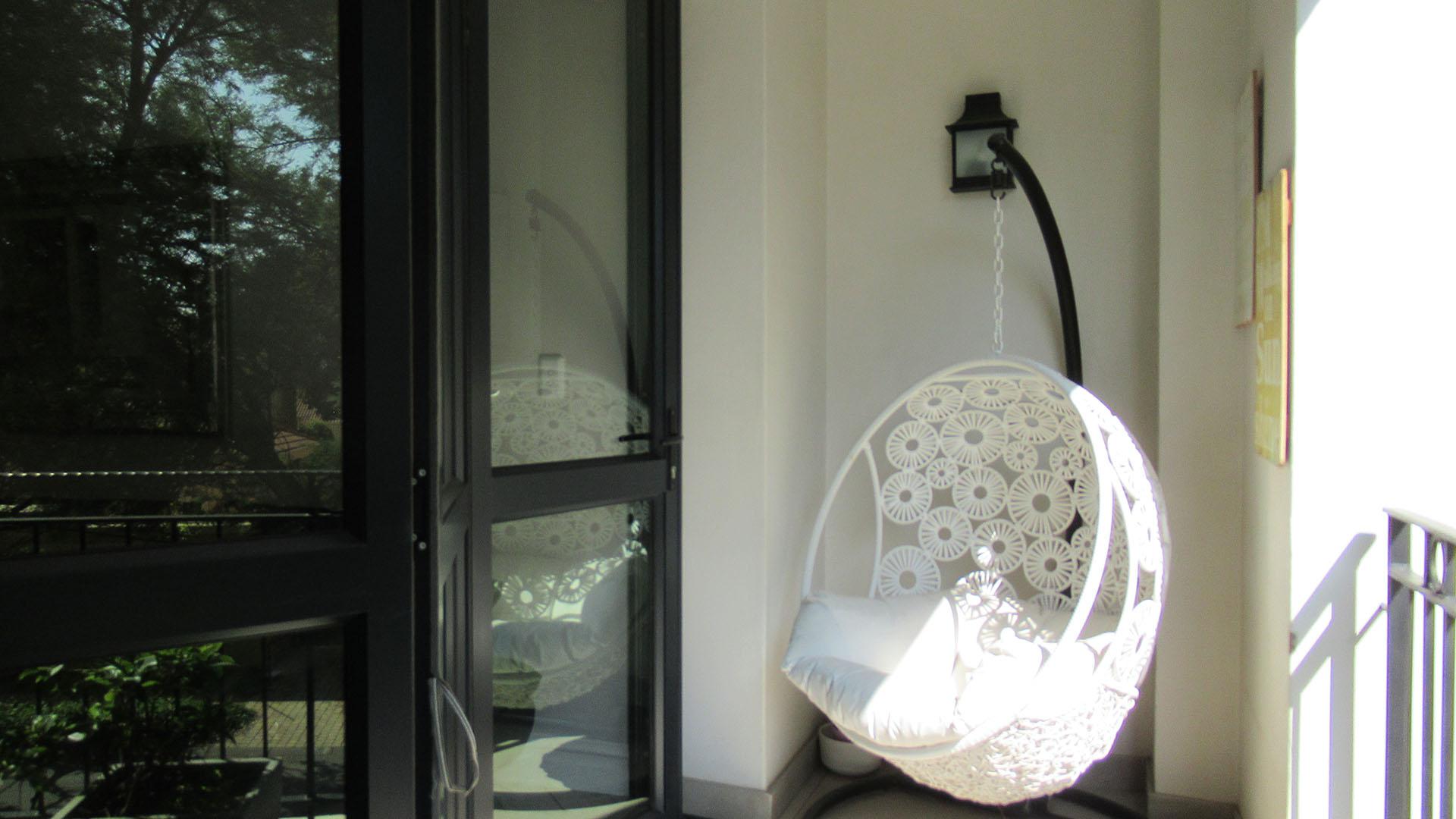 Balcony - 30 square meters of property in Bryanston