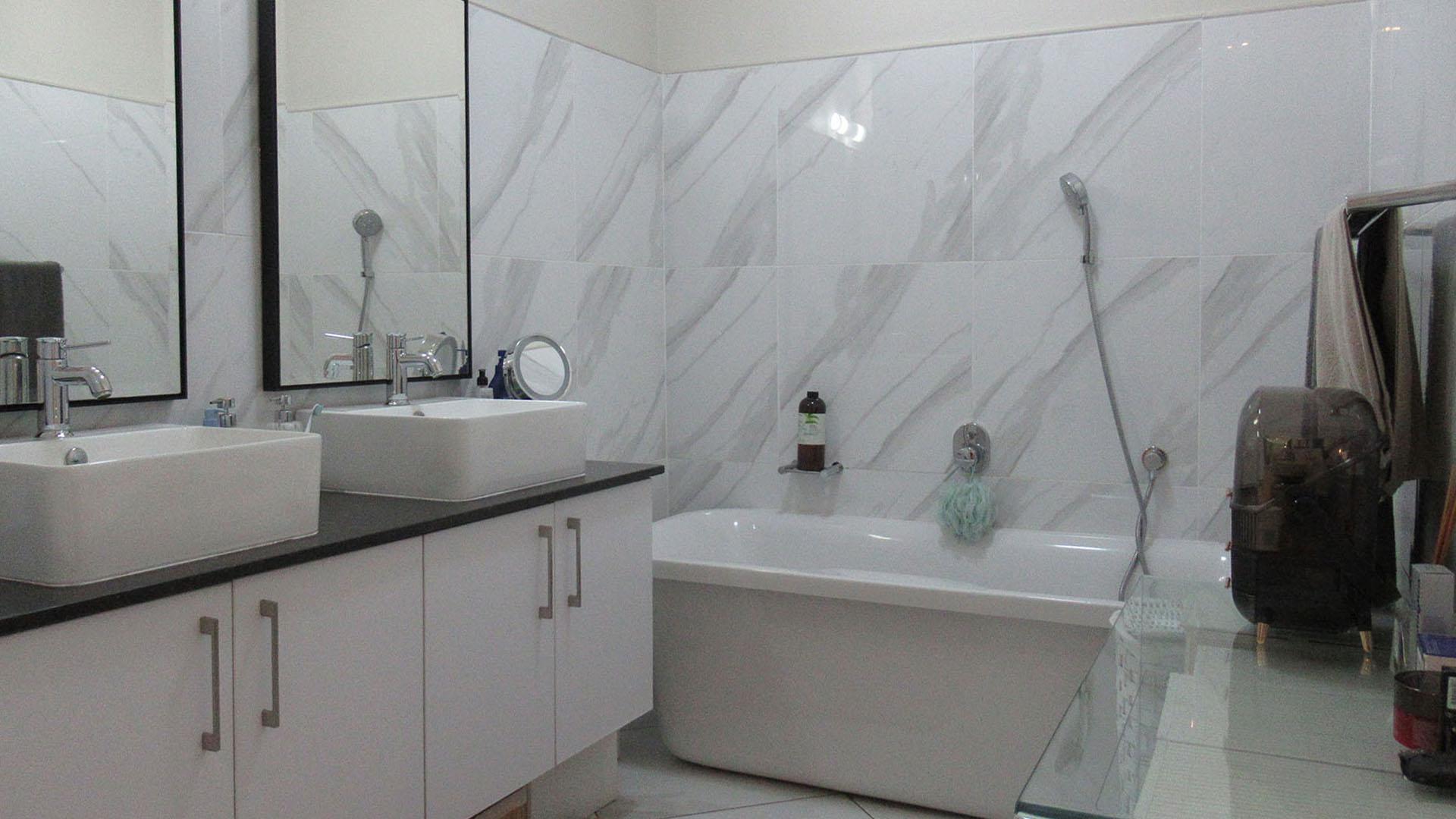 Main Bathroom - 11 square meters of property in Bryanston