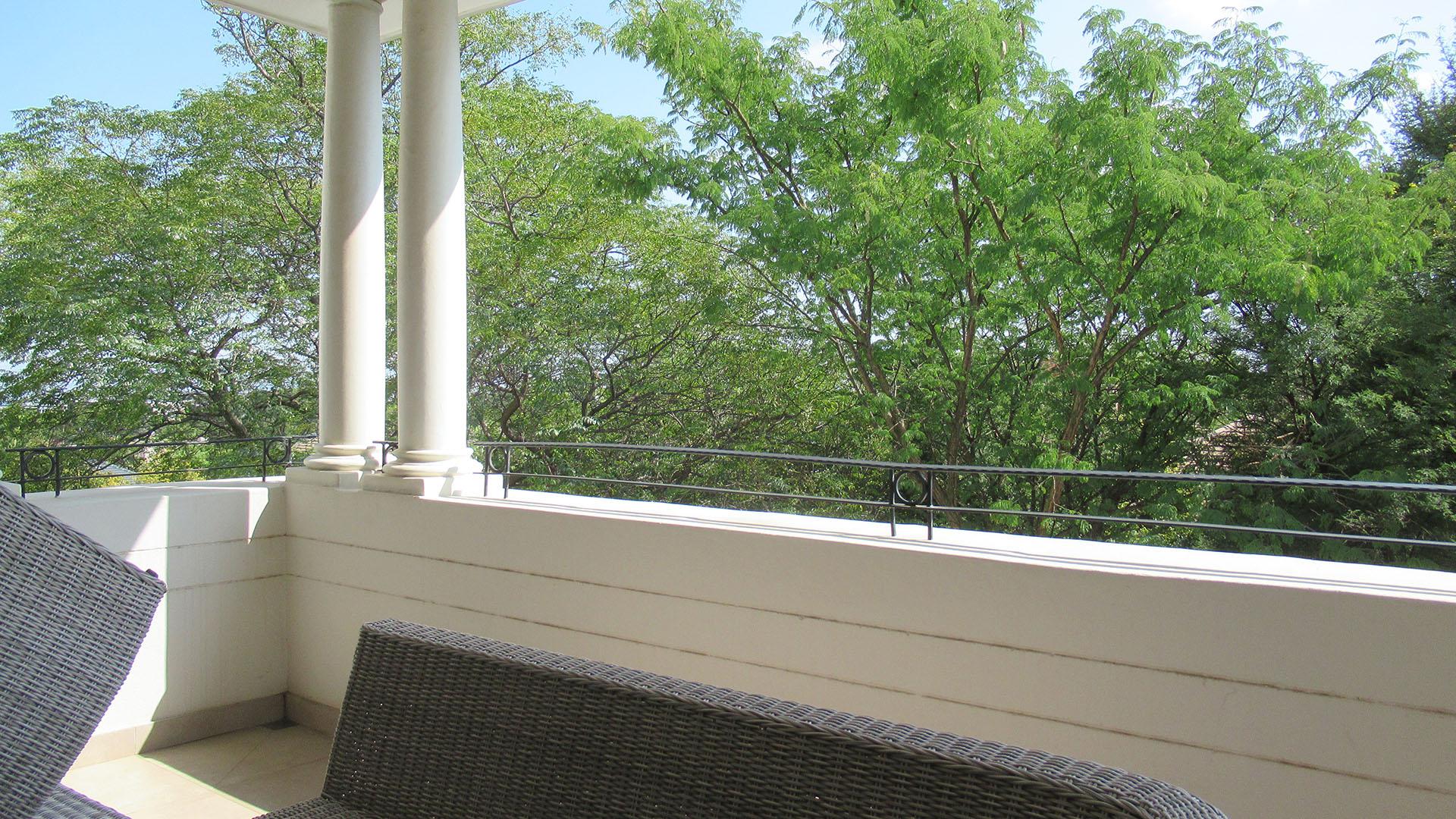 Balcony - 30 square meters of property in Bryanston