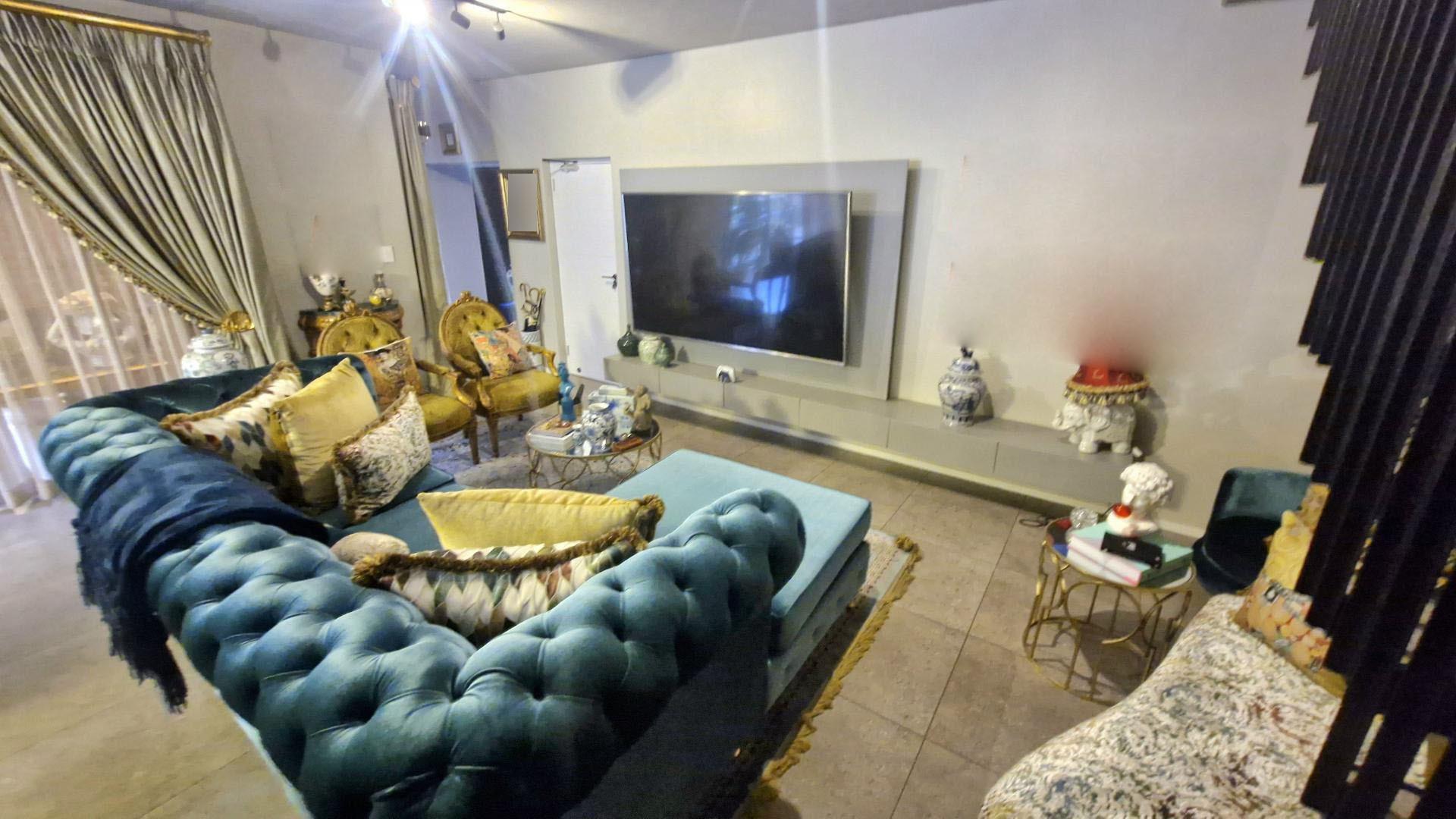 Lounges of property in Hyde Park