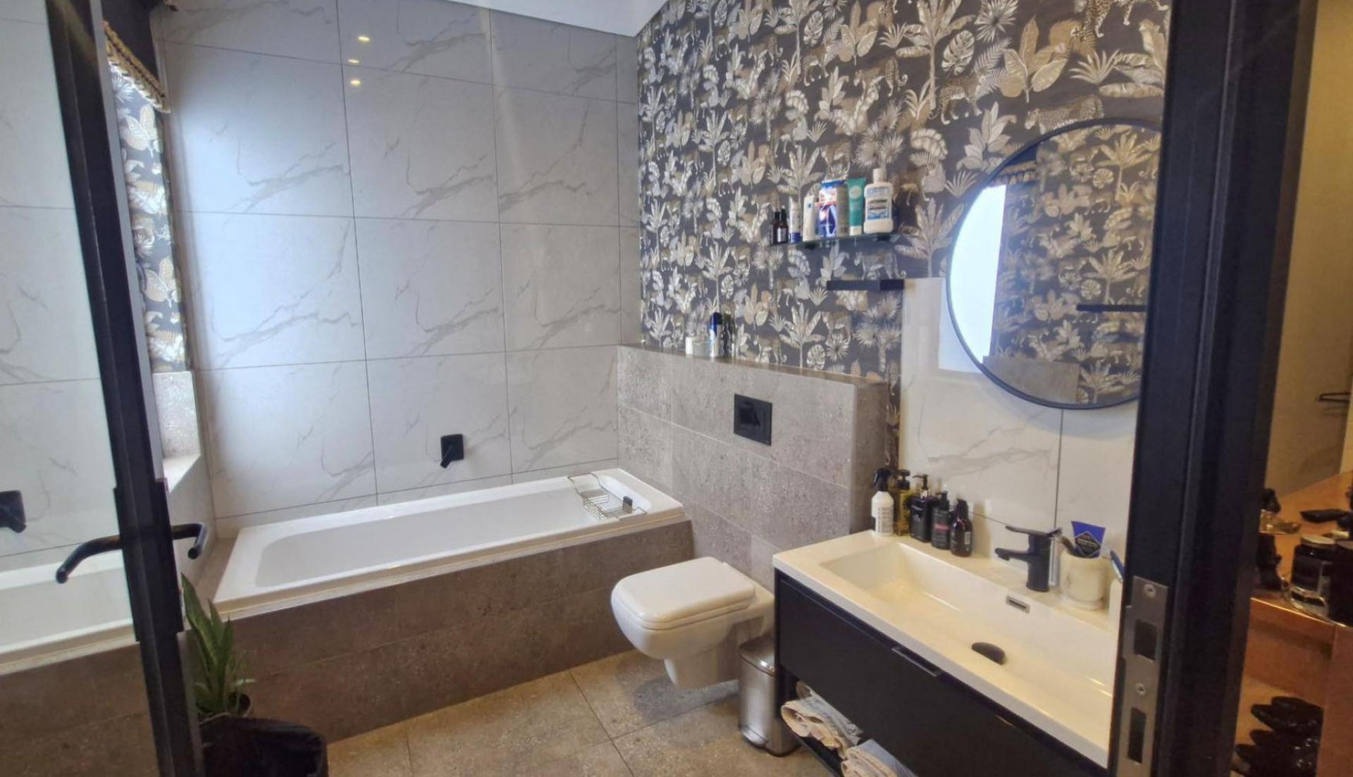 Bathroom 2 - 6 square meters of property in Hyde Park