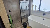 Main Bathroom - 12 square meters of property in Hyde Park