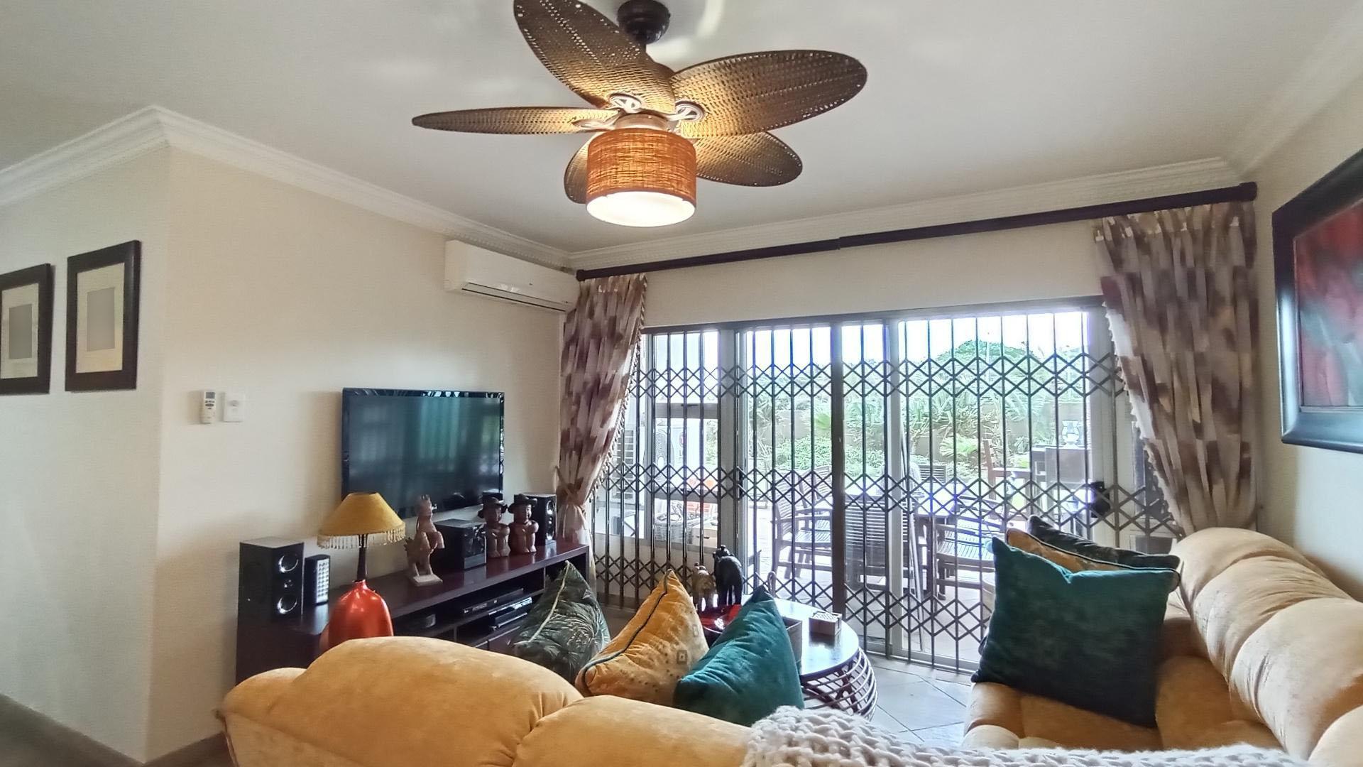 Lounges - 15 square meters of property in Umhlanga Rocks