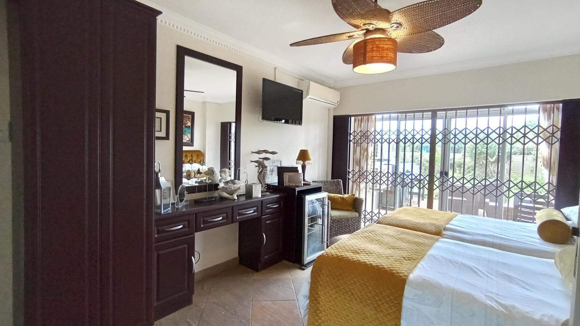 Main Bedroom - 19 square meters of property in Umhlanga Rocks