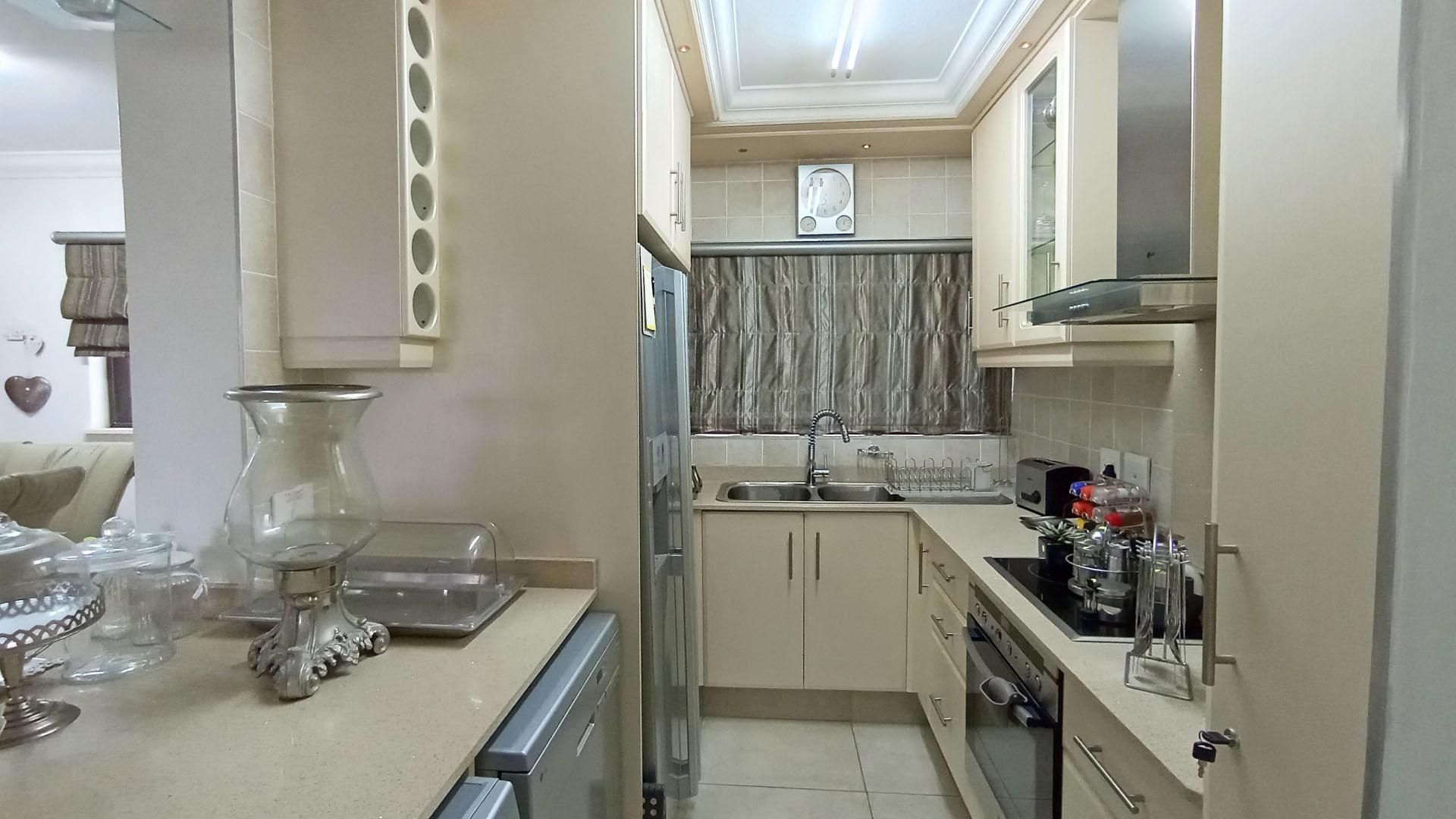 Kitchen - 8 square meters of property in Umhlanga Rocks