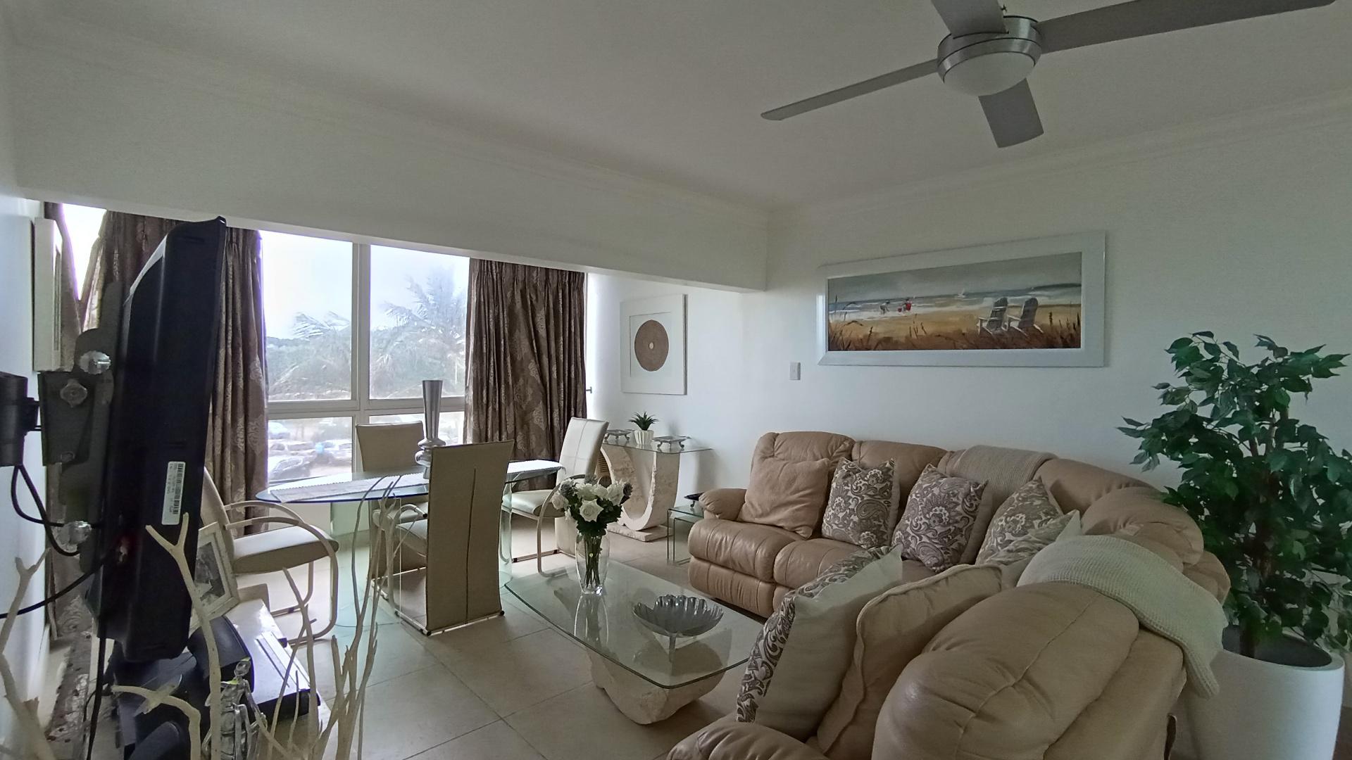 Lounges - 22 square meters of property in Umhlanga Rocks