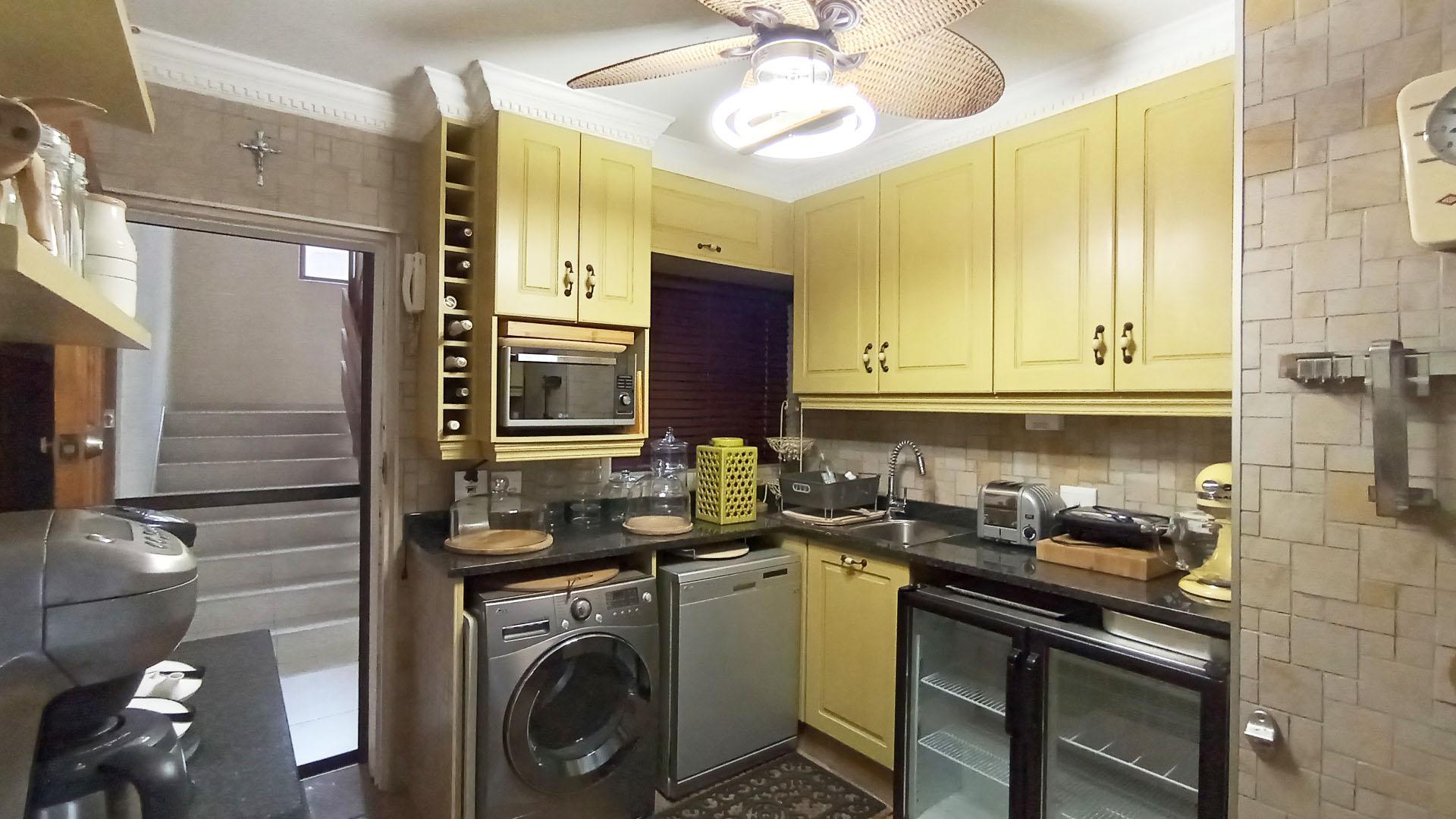 Kitchen - 13 square meters of property in Umhlanga Rocks